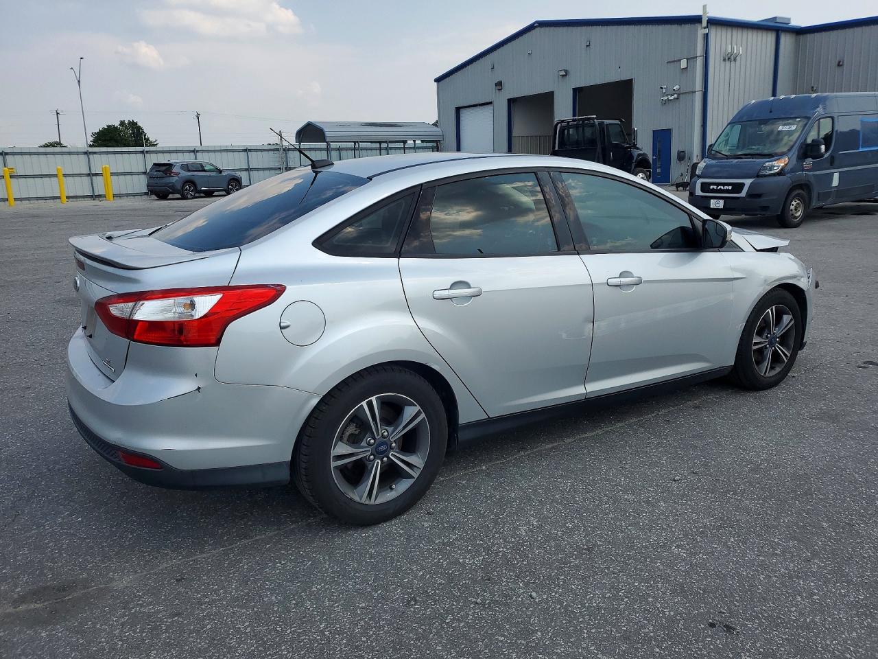 2014 Ford Focus Se Серебряный vin: 1FADP3F22EL227080