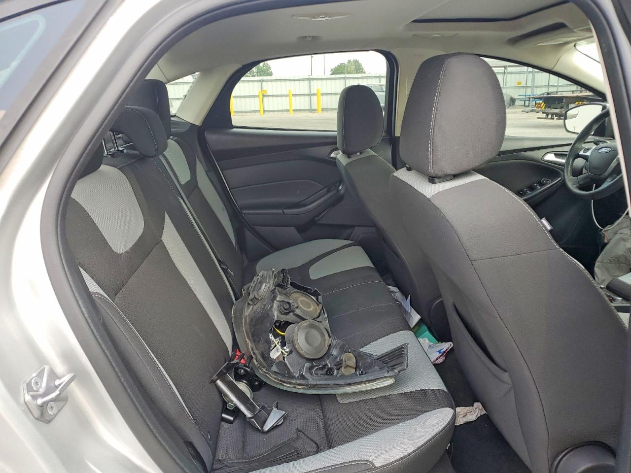 2014 Ford Focus Se Серебряный vin: 1FADP3F22EL227080