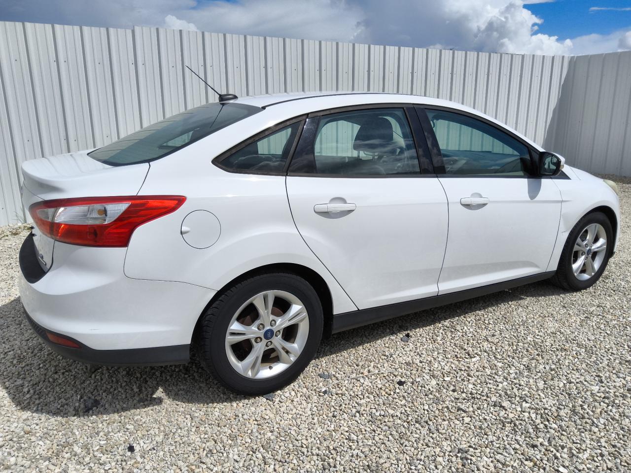2014 Ford Focus Se White vin: 1FADP3F22EL345890 Damage: Right Rear Tire, Worn, Replacement Required