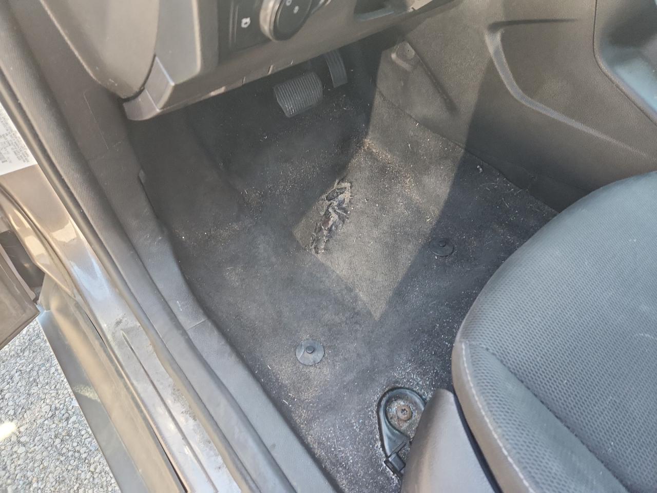 2014 Ford Focus Se Серый vin: 1FADP3F22EL366156 Damage: Left Front Carpet, Torn, 5 To 6 Inches