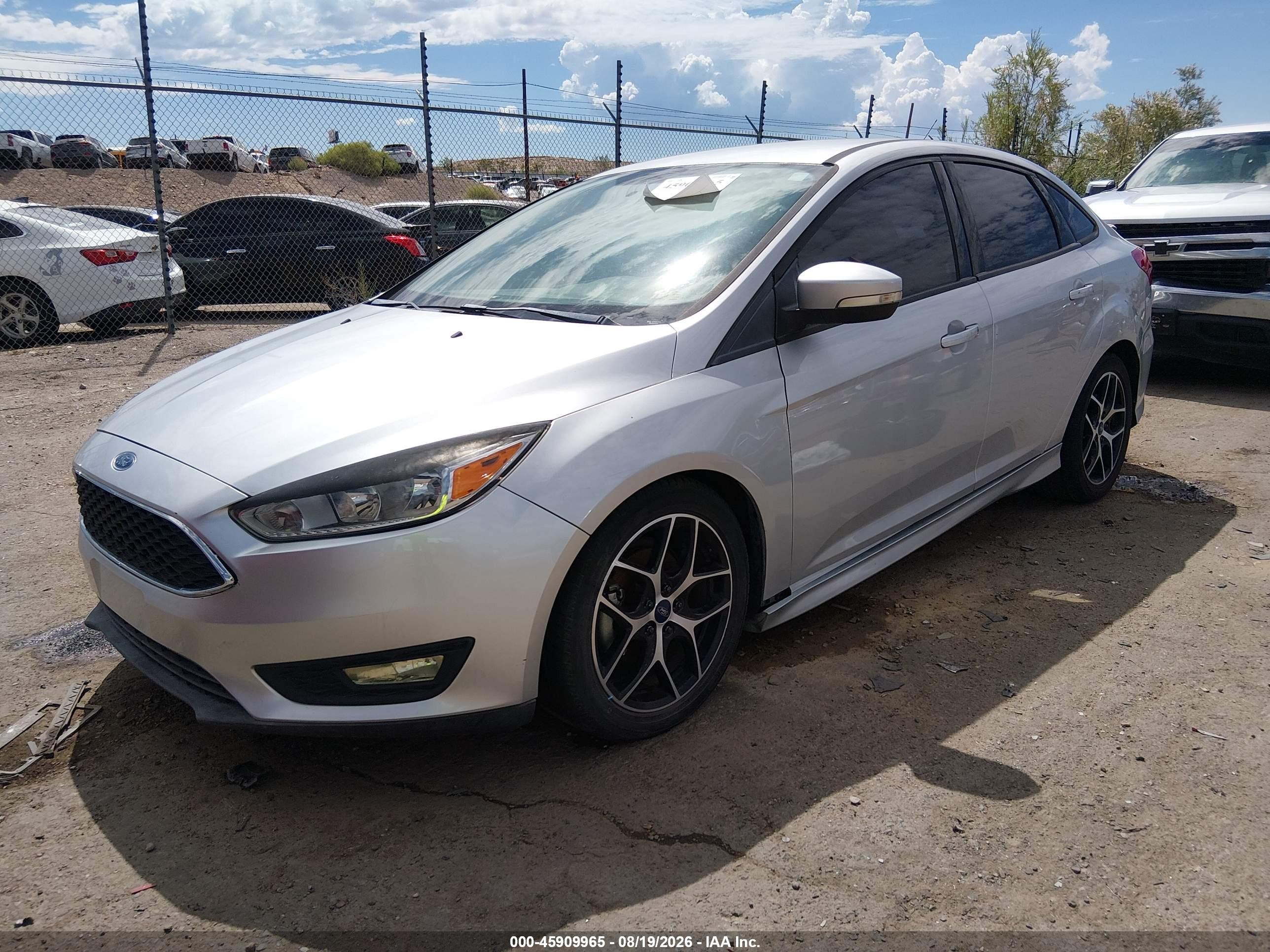 2015 Ford Focus Se Серебряный vin: 1FADP3F22FL221586