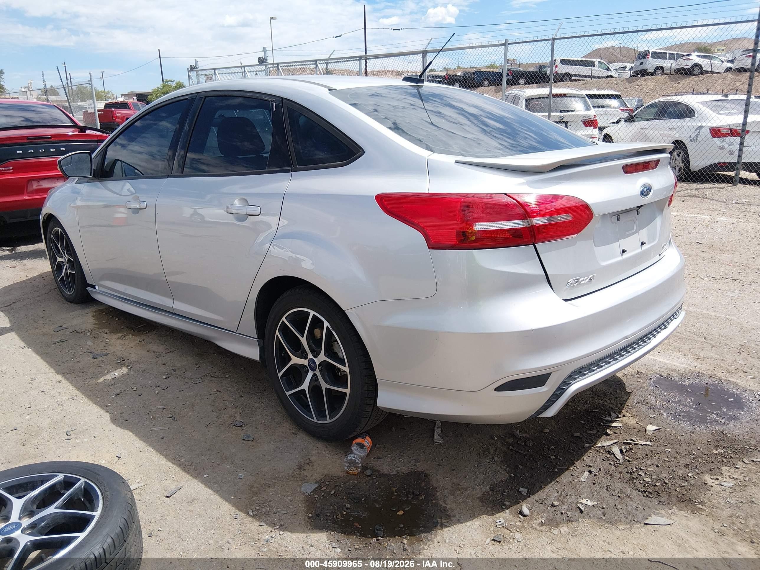 2015 Ford Focus Se Серебряный vin: 1FADP3F22FL221586