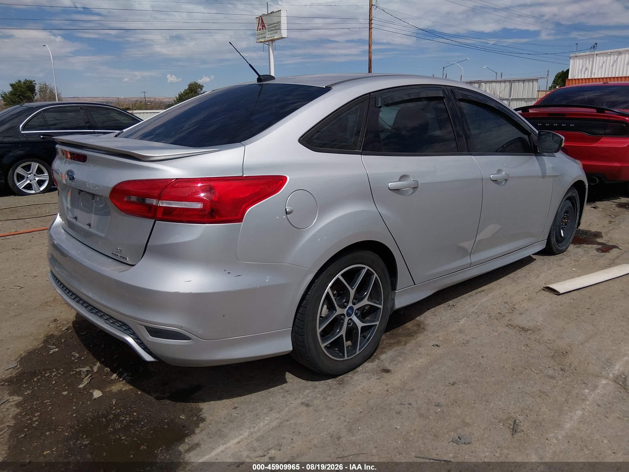 2015 Ford Focus Se Серебряный vin: 1FADP3F22FL221586