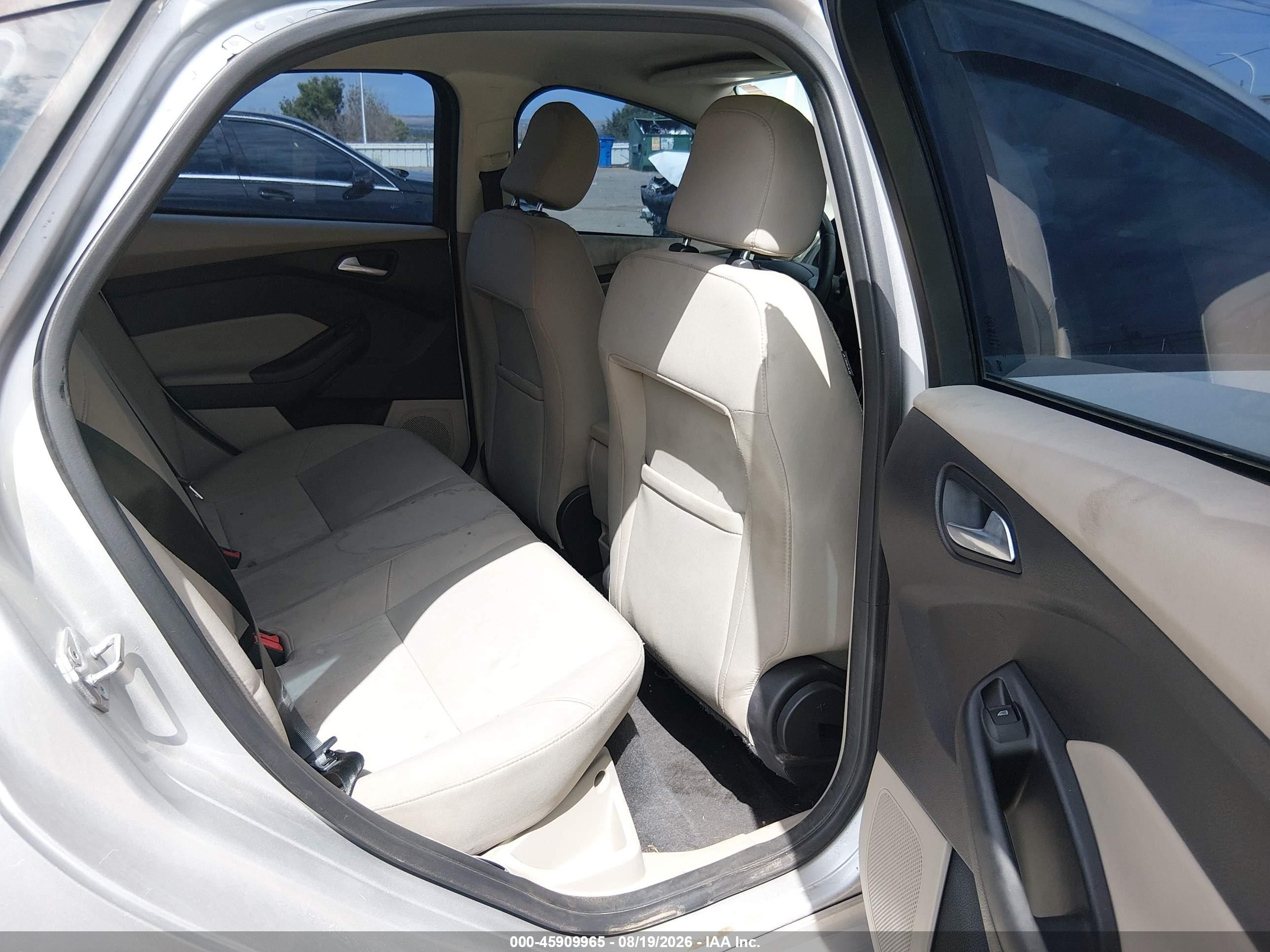 2015 Ford Focus Se Серебряный vin: 1FADP3F22FL221586