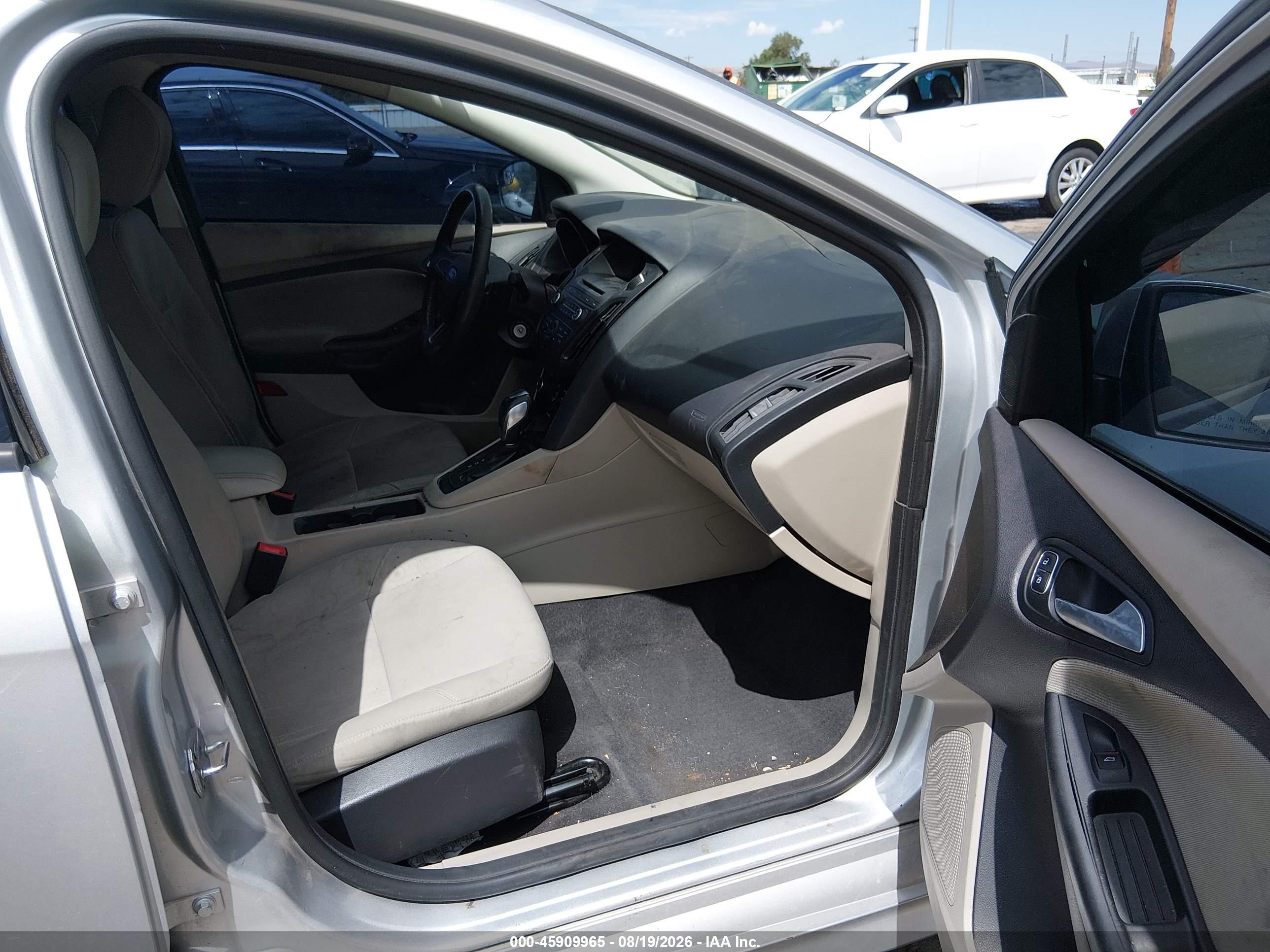 2015 Ford Focus Se Серебряный vin: 1FADP3F22FL221586