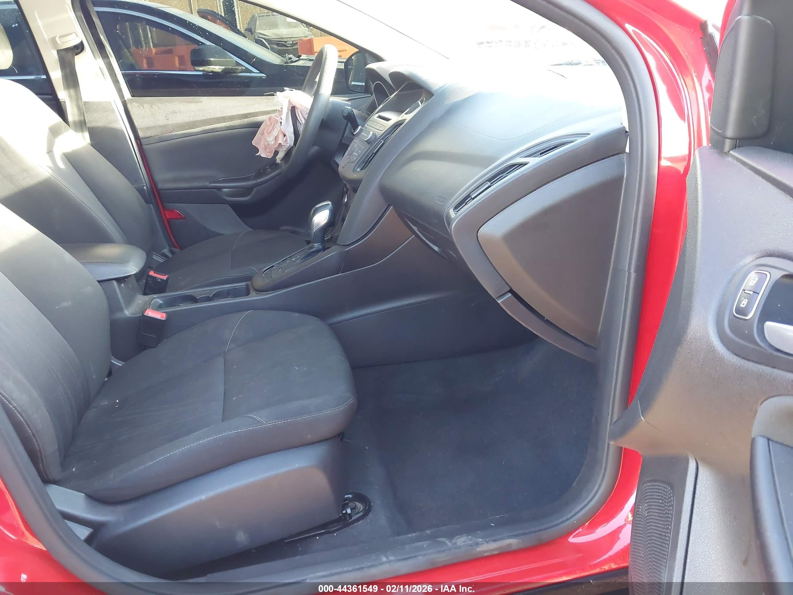 2015 Ford Focus Se Red vin: 1FADP3F22FL277141