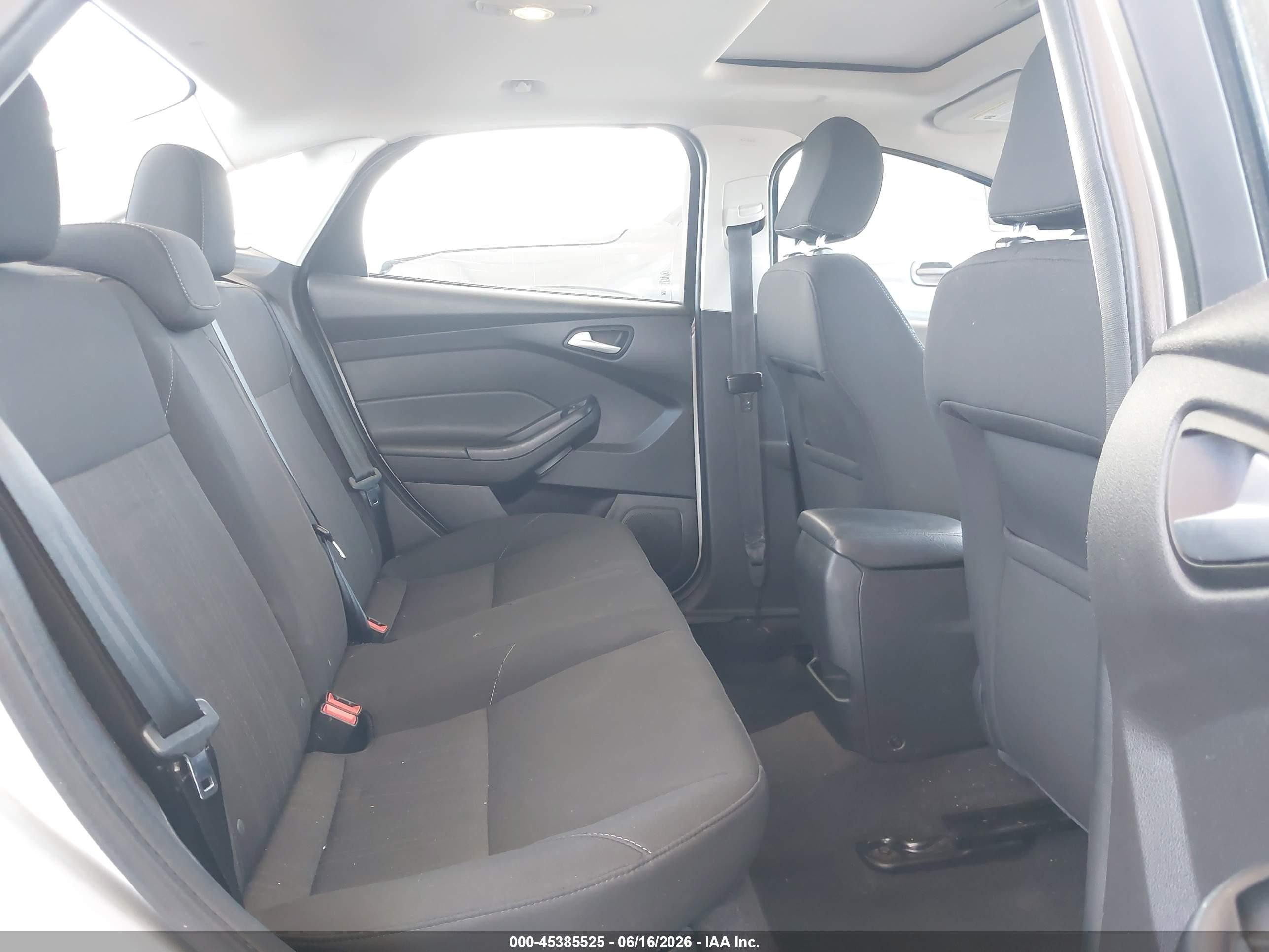 2015 Ford Focus Se Silver vin: 1FADP3F22FL325544