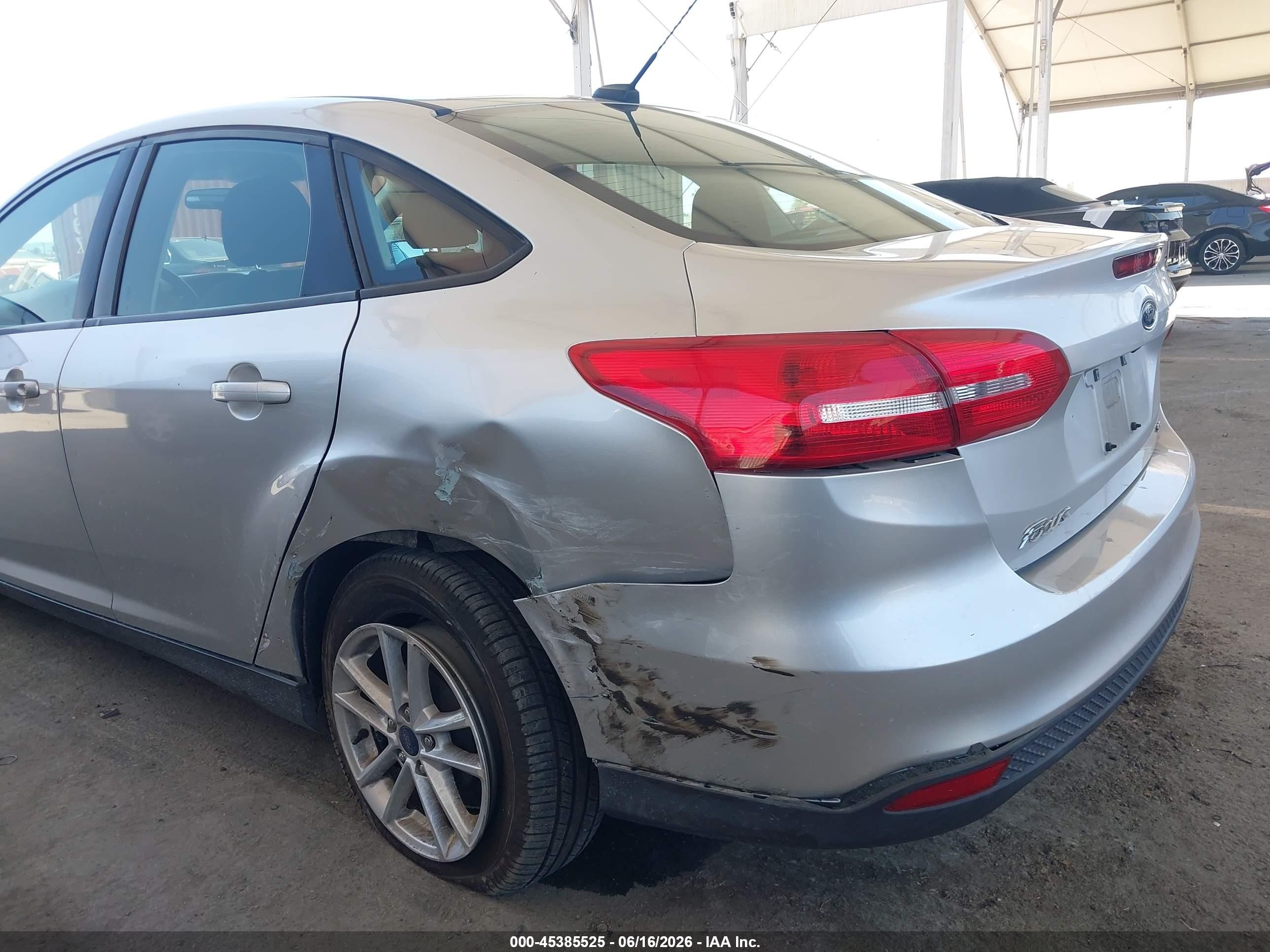 2015 Ford Focus Se Silver vin: 1FADP3F22FL325544
