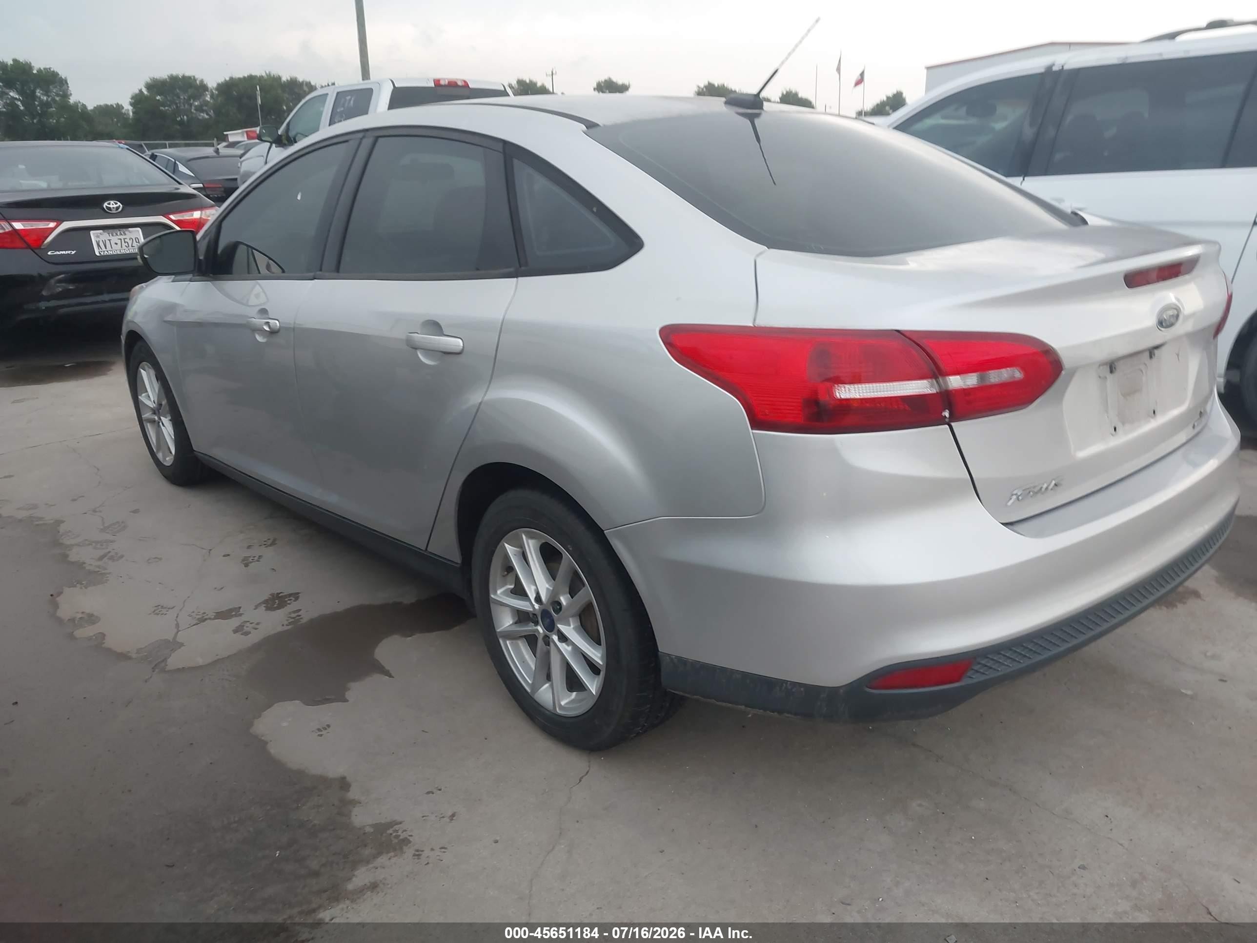 2015 Ford Focus Se Серебряный vin: 1FADP3F22FL325611
