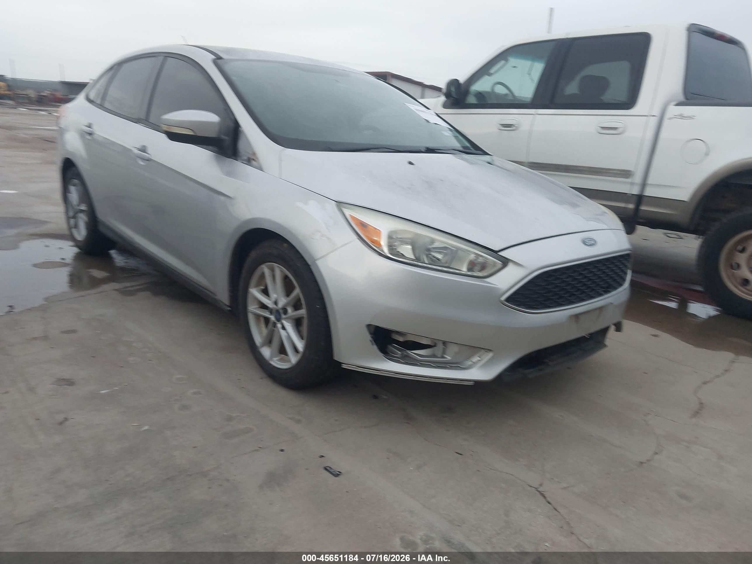 2015 Ford Focus Se Серебряный vin: 1FADP3F22FL325611