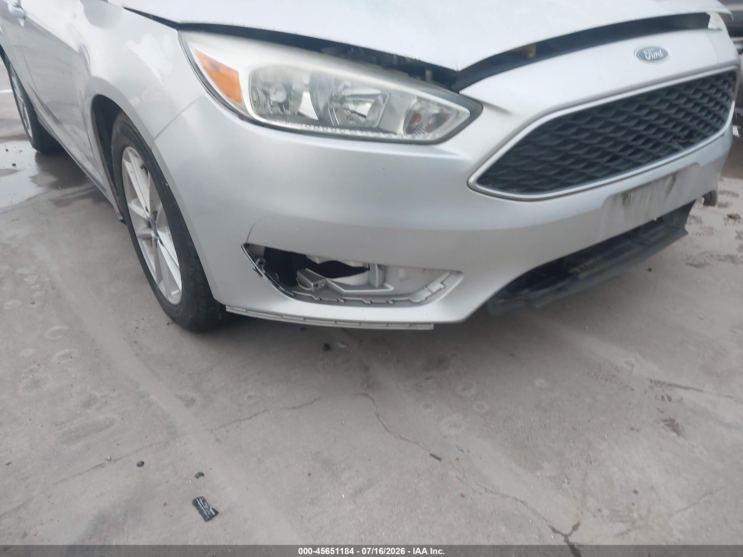 2015 Ford Focus Se Серебряный vin: 1FADP3F22FL325611