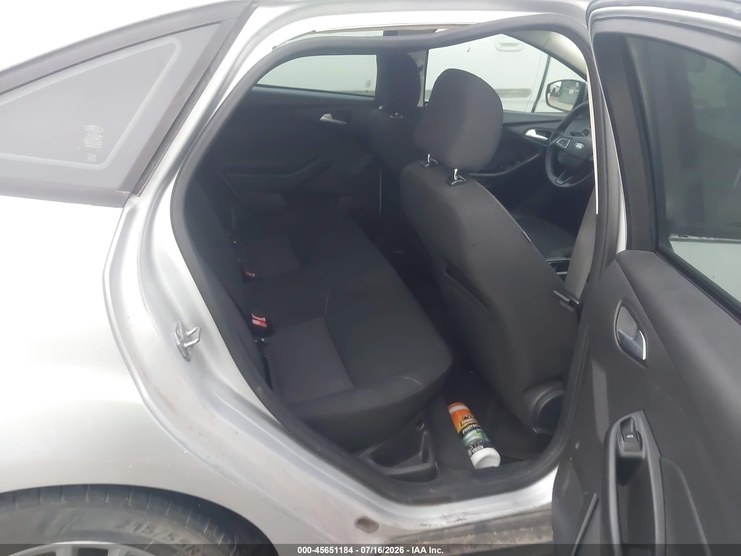 2015 Ford Focus Se Серебряный vin: 1FADP3F22FL325611