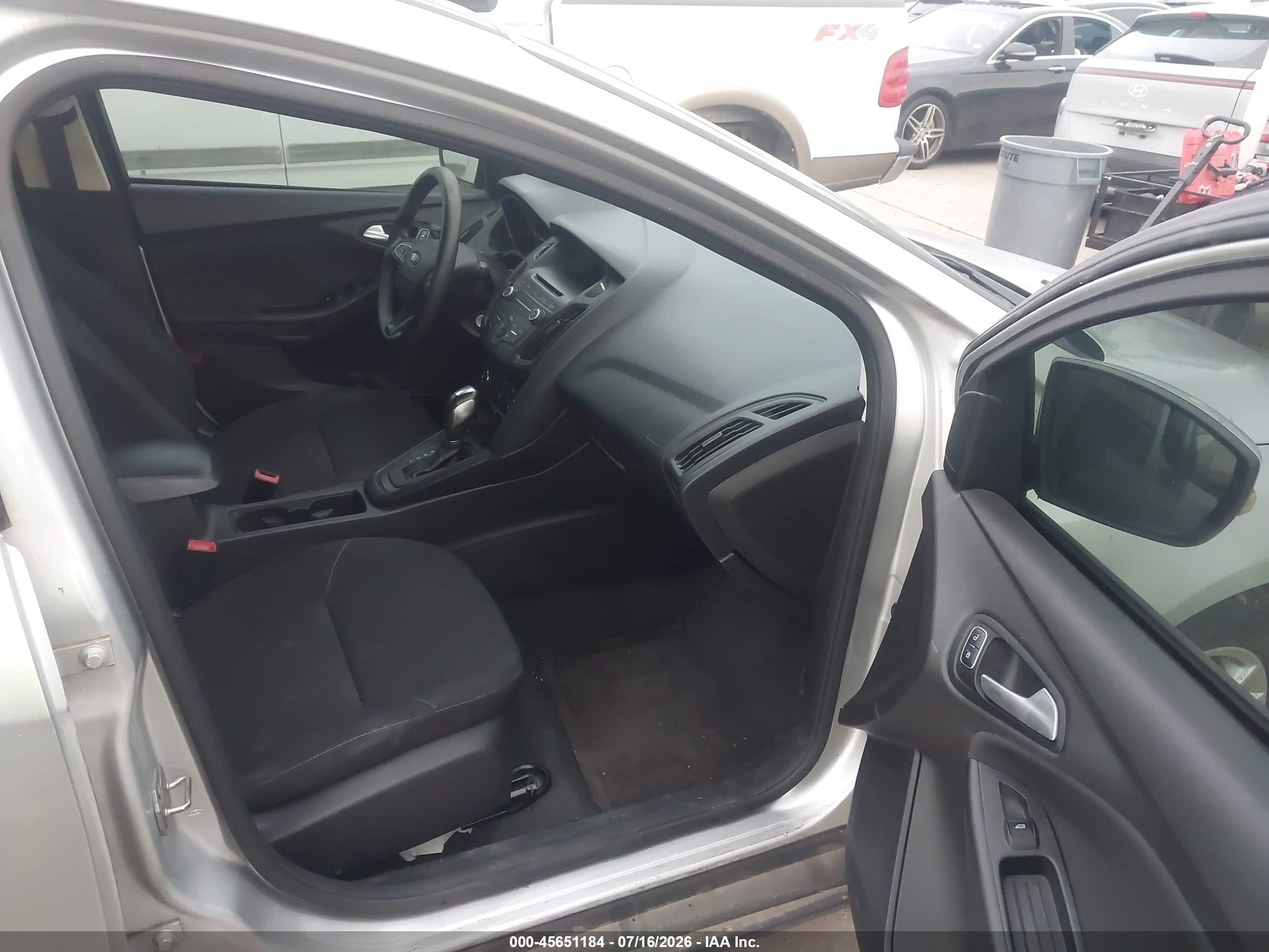 2015 Ford Focus Se Серебряный vin: 1FADP3F22FL325611