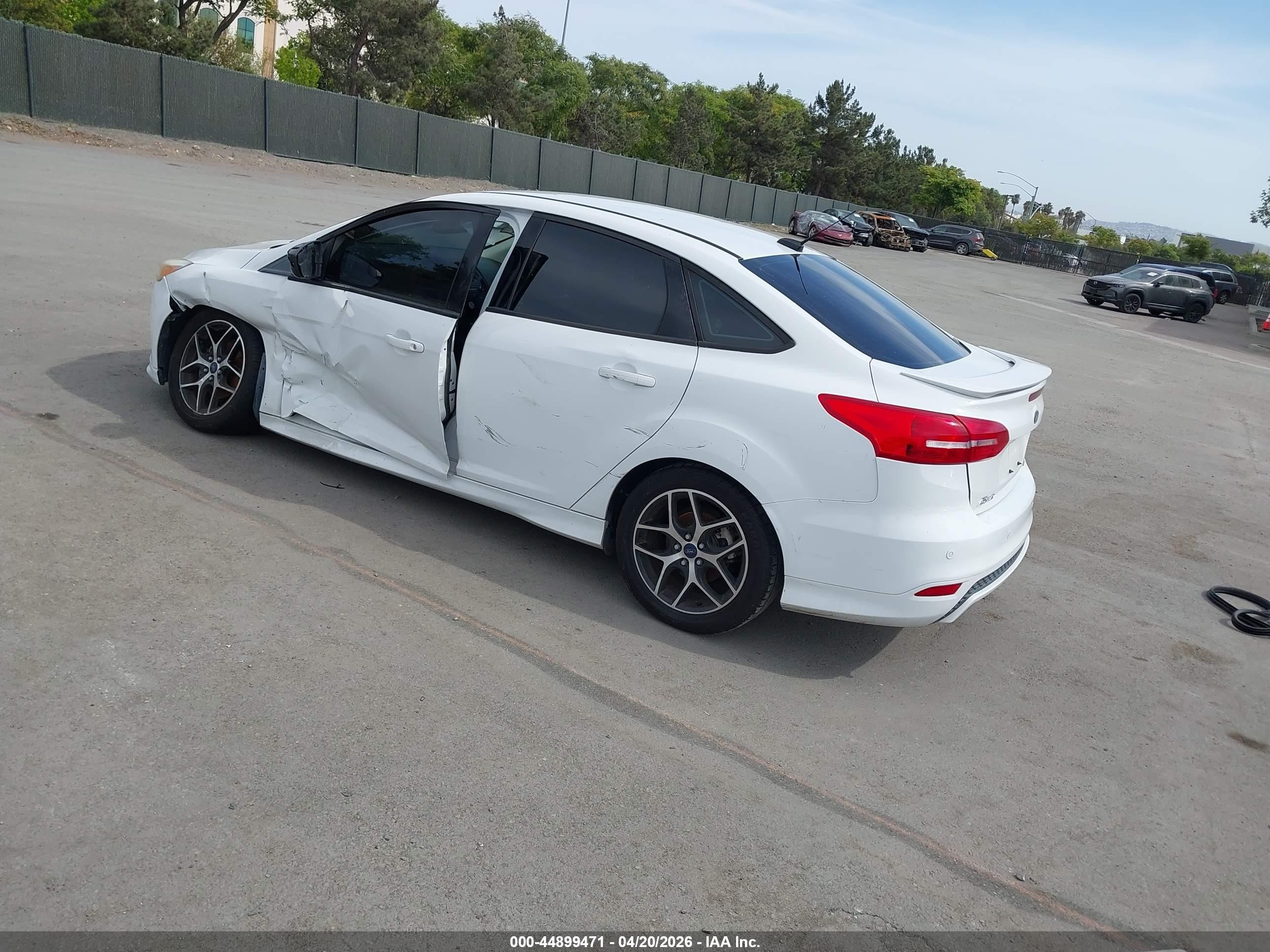 2015 Ford Focus Se White vin: 1FADP3F22FL334535