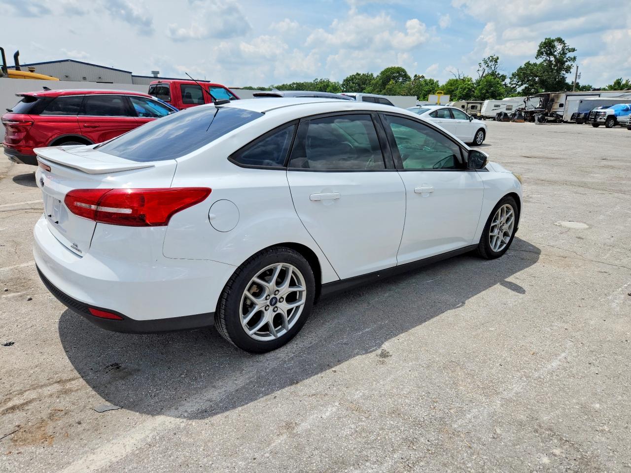 2015 Ford Focus Se White vin: 1FADP3F22FL357345