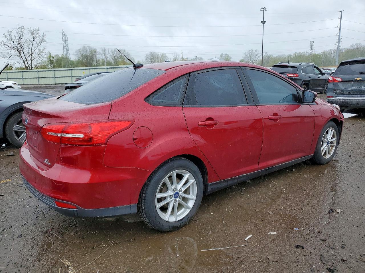 2015 Ford Focus Se Red vin: 1FADP3F22FL360892