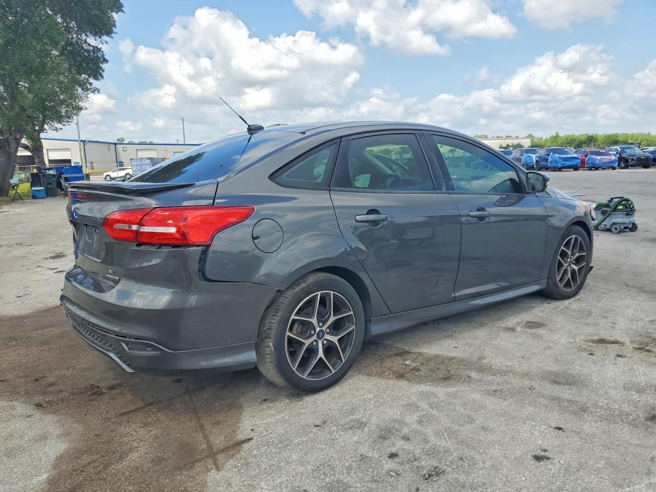 2015 Ford Focus Se Gray vin: 1FADP3F22FL385307