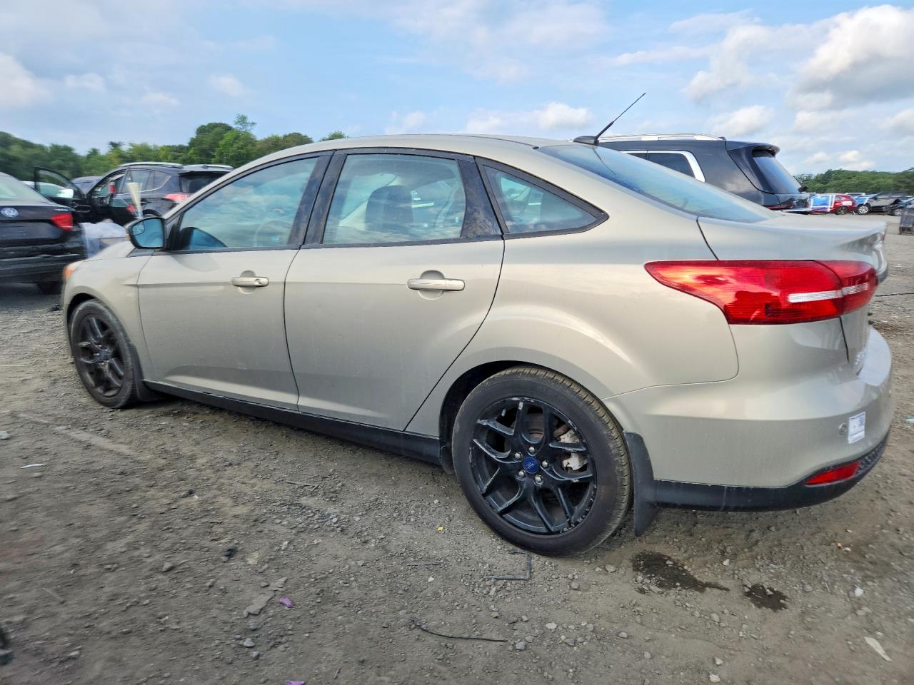 2016 Ford Focus Se Gold vin: 1FADP3F22GL370906