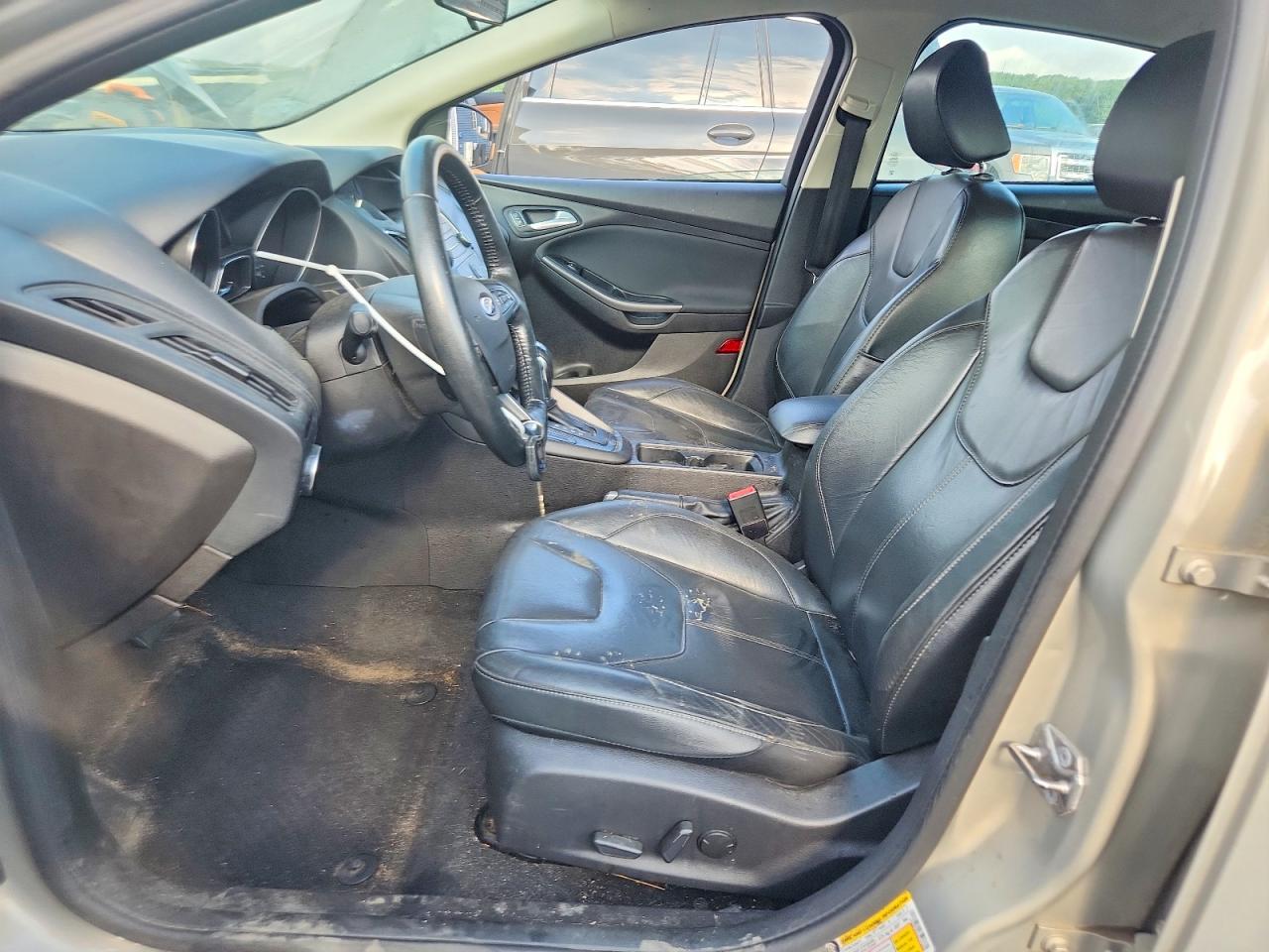 2016 Ford Focus Se Gold vin: 1FADP3F22GL370906