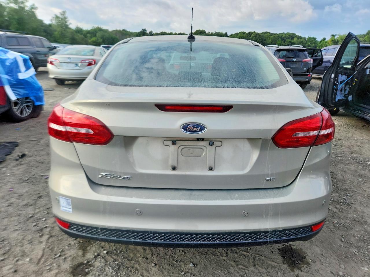 2016 Ford Focus Se Gold vin: 1FADP3F22GL370906