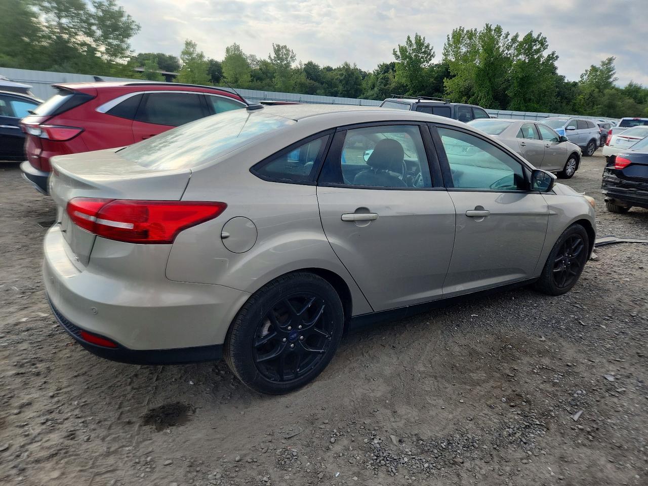 2016 Ford Focus Se Gold vin: 1FADP3F22GL370906