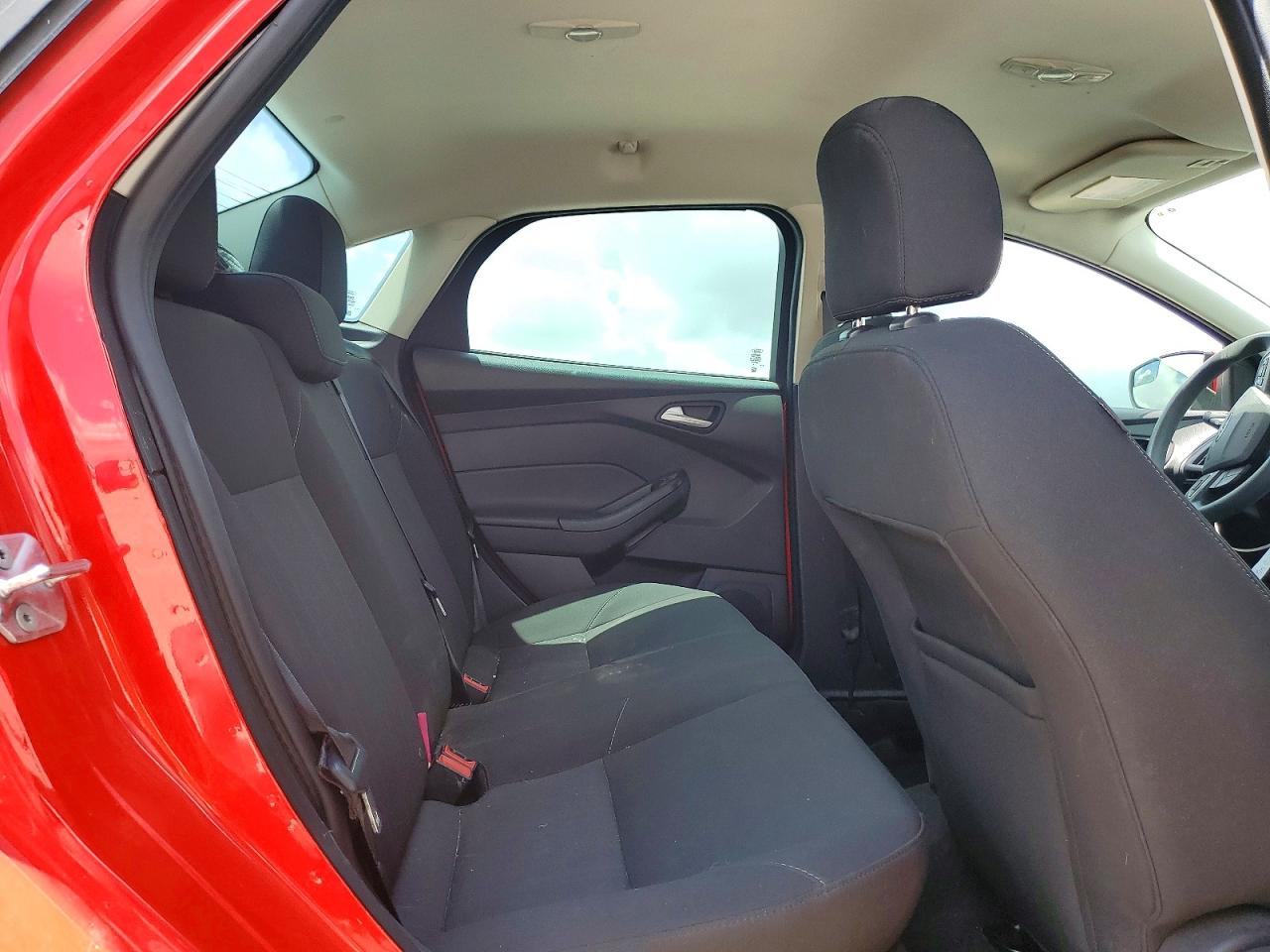 2016 Ford Focus Se Red vin: 1FADP3F22GL391089