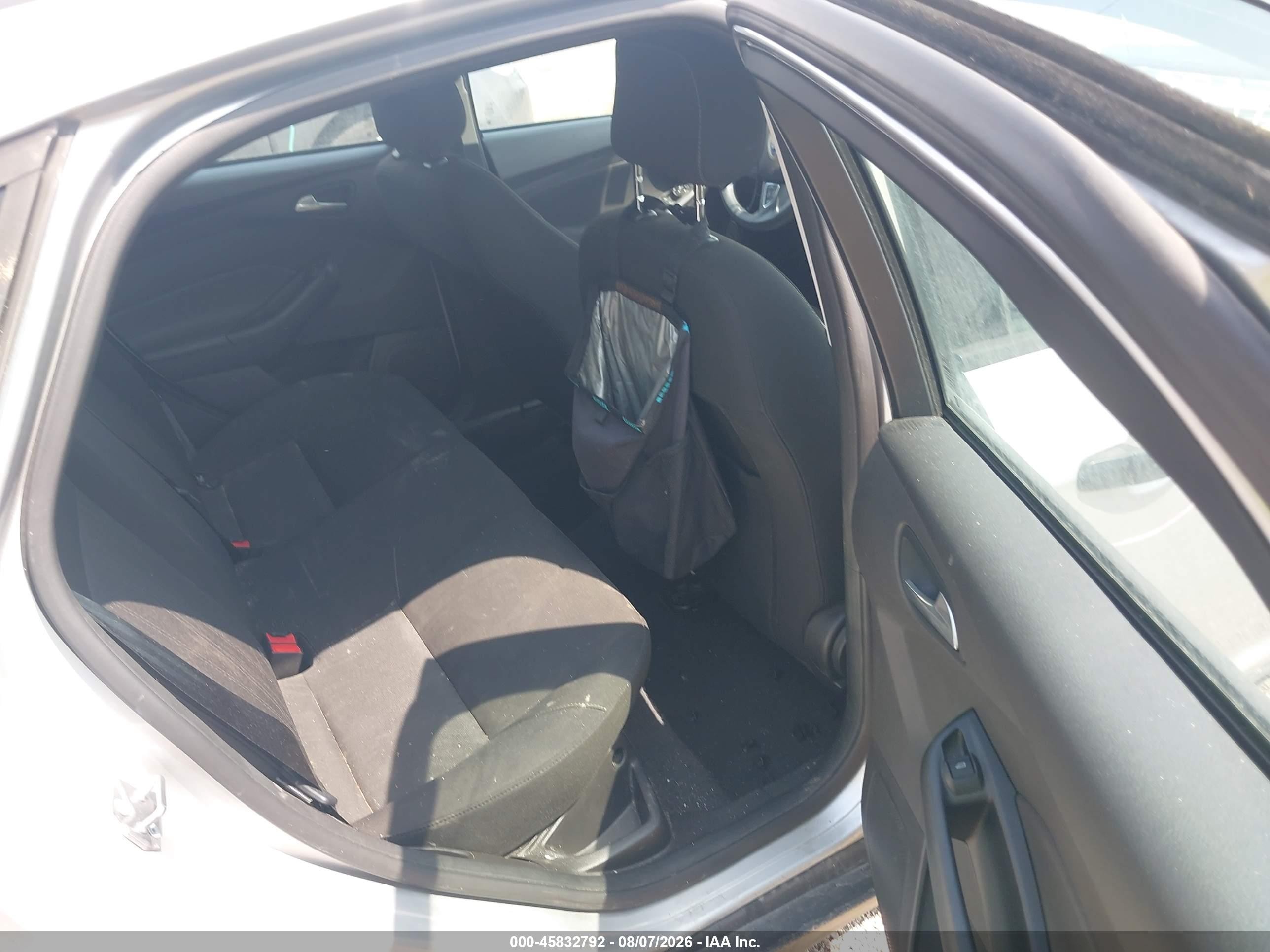 2018 Ford Focus Se Silver vin: 1FADP3F22JL224898