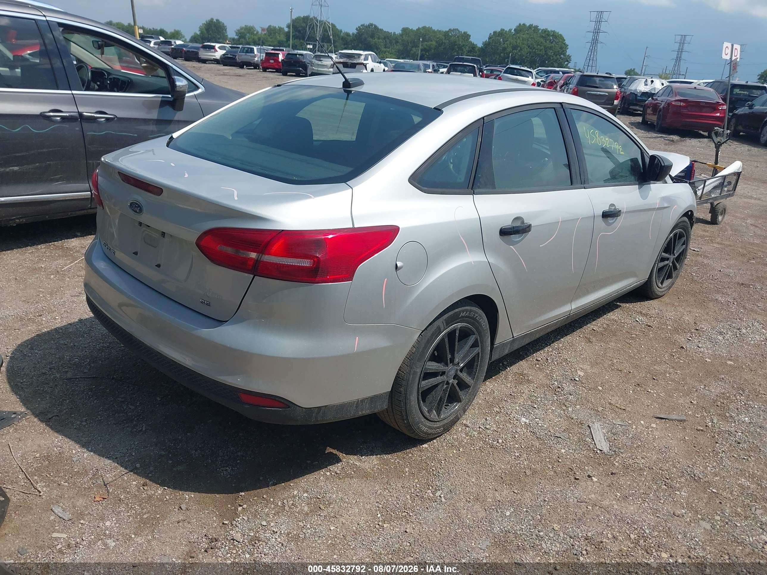 2018 Ford Focus Se Silver vin: 1FADP3F22JL224898