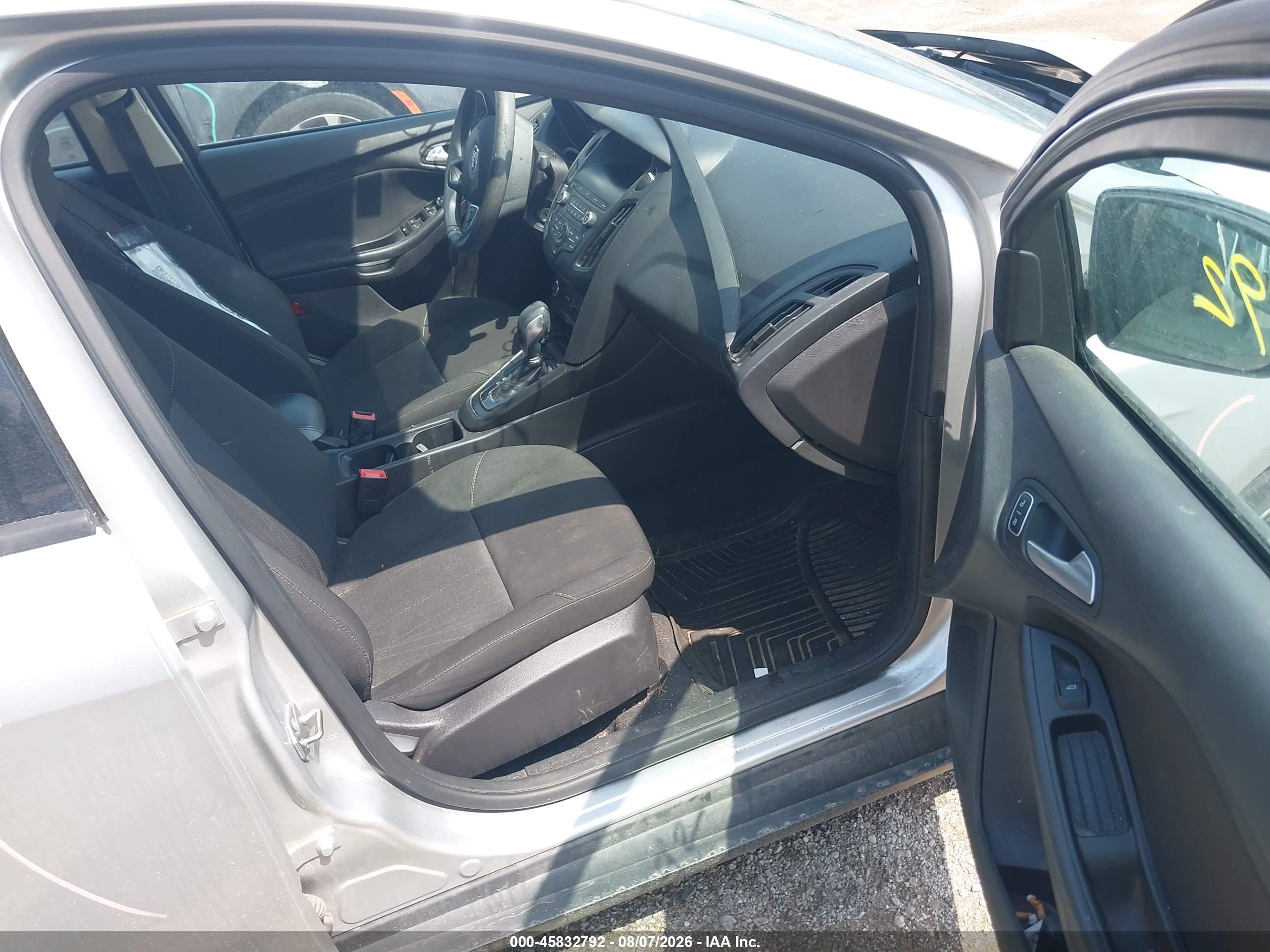 2018 Ford Focus Se Silver vin: 1FADP3F22JL224898