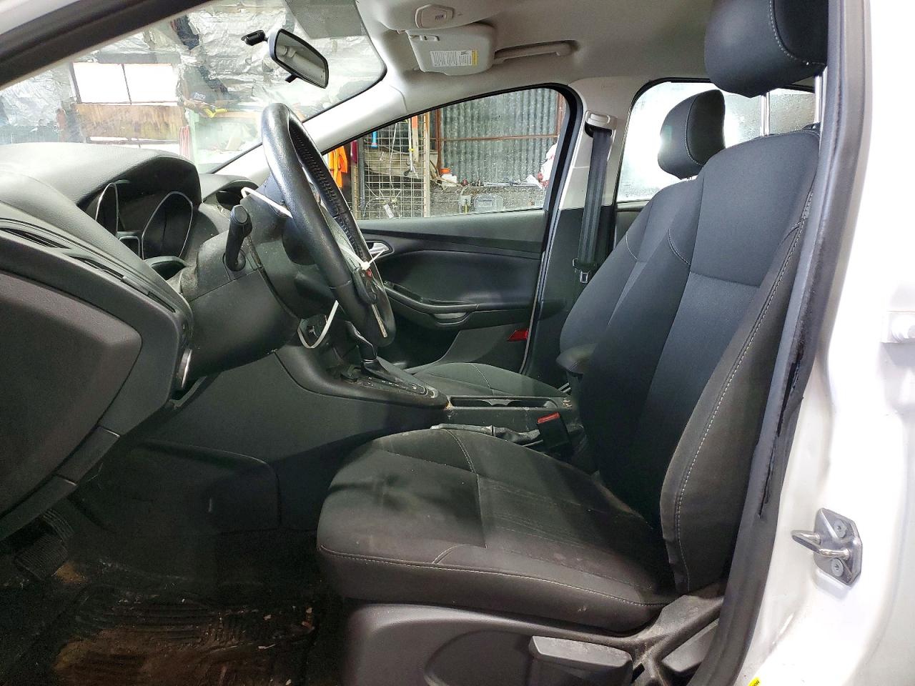 2018 Ford Focus Se White vin: 1FADP3F22JL264219