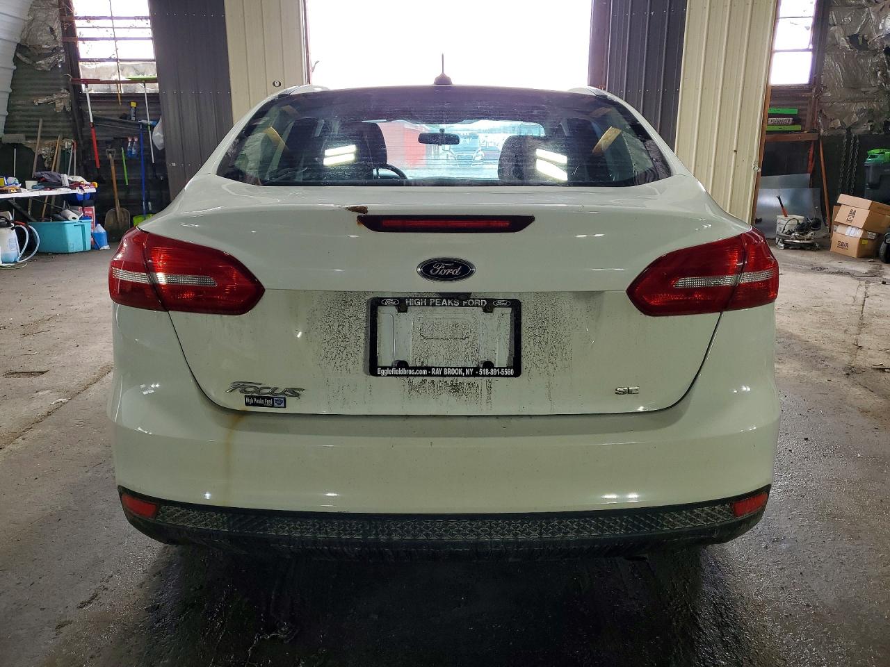 2018 Ford Focus Se White vin: 1FADP3F22JL264219