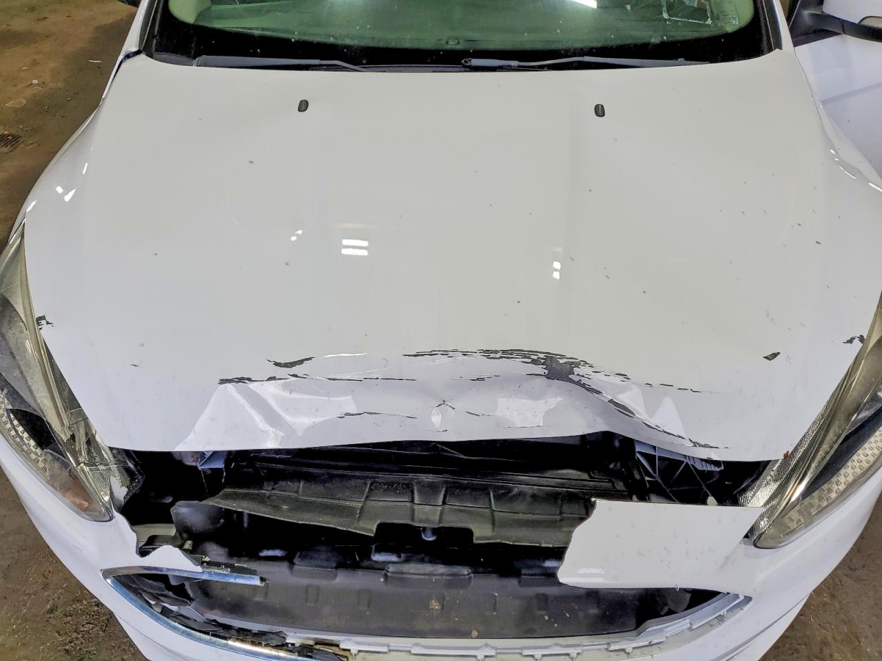 2018 Ford Focus Se White vin: 1FADP3F22JL264219