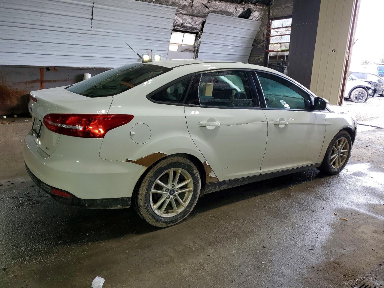 2018 Ford Focus Se White vin: 1FADP3F22JL264219