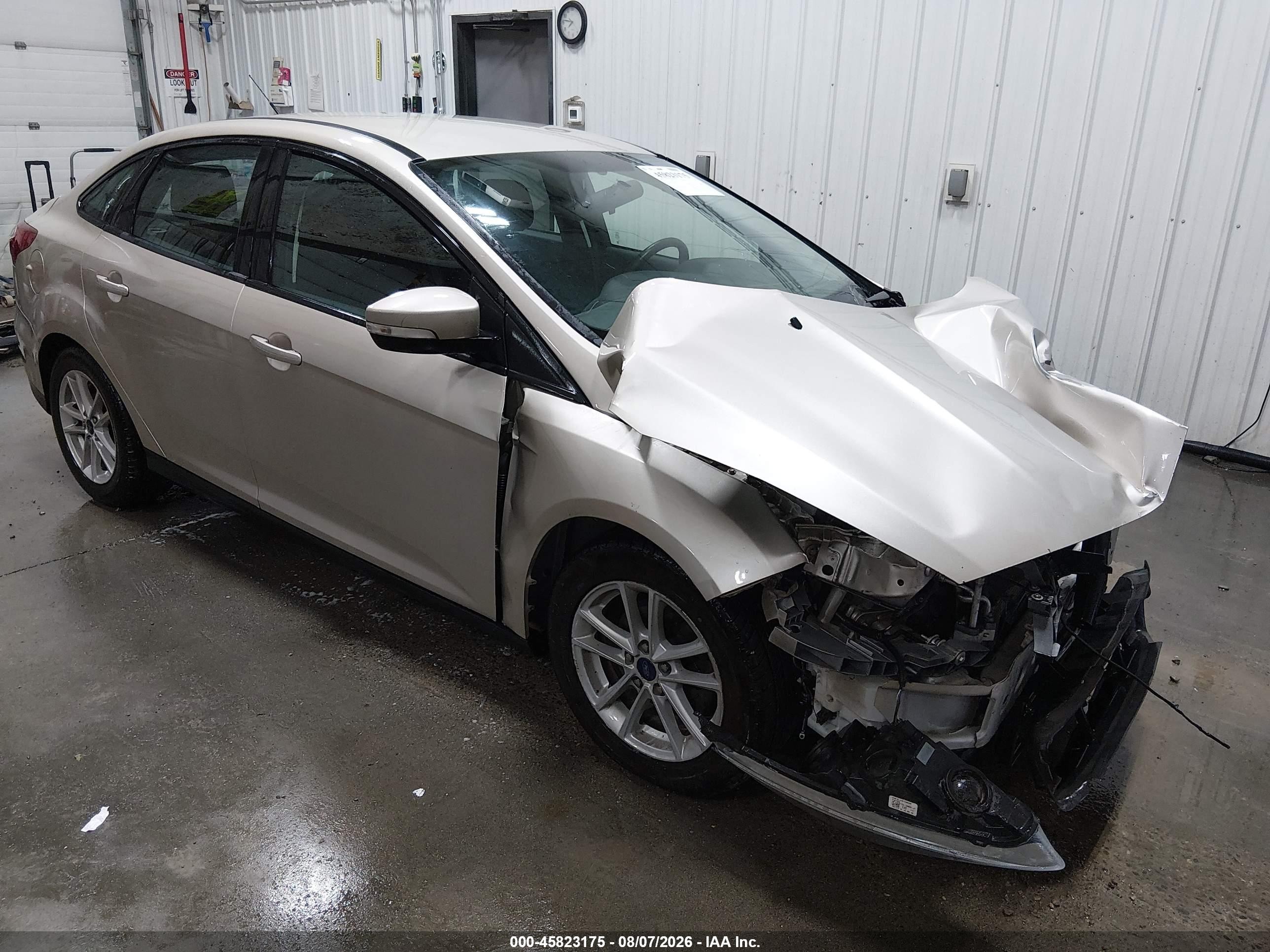 2018 Ford Focus Se Beige vin: 1FADP3F22JL279318