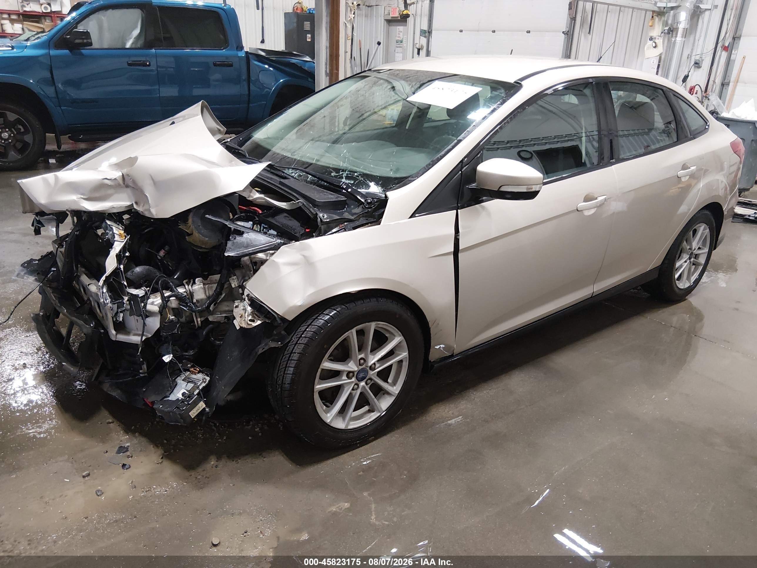 2018 Ford Focus Se Beige vin: 1FADP3F22JL279318