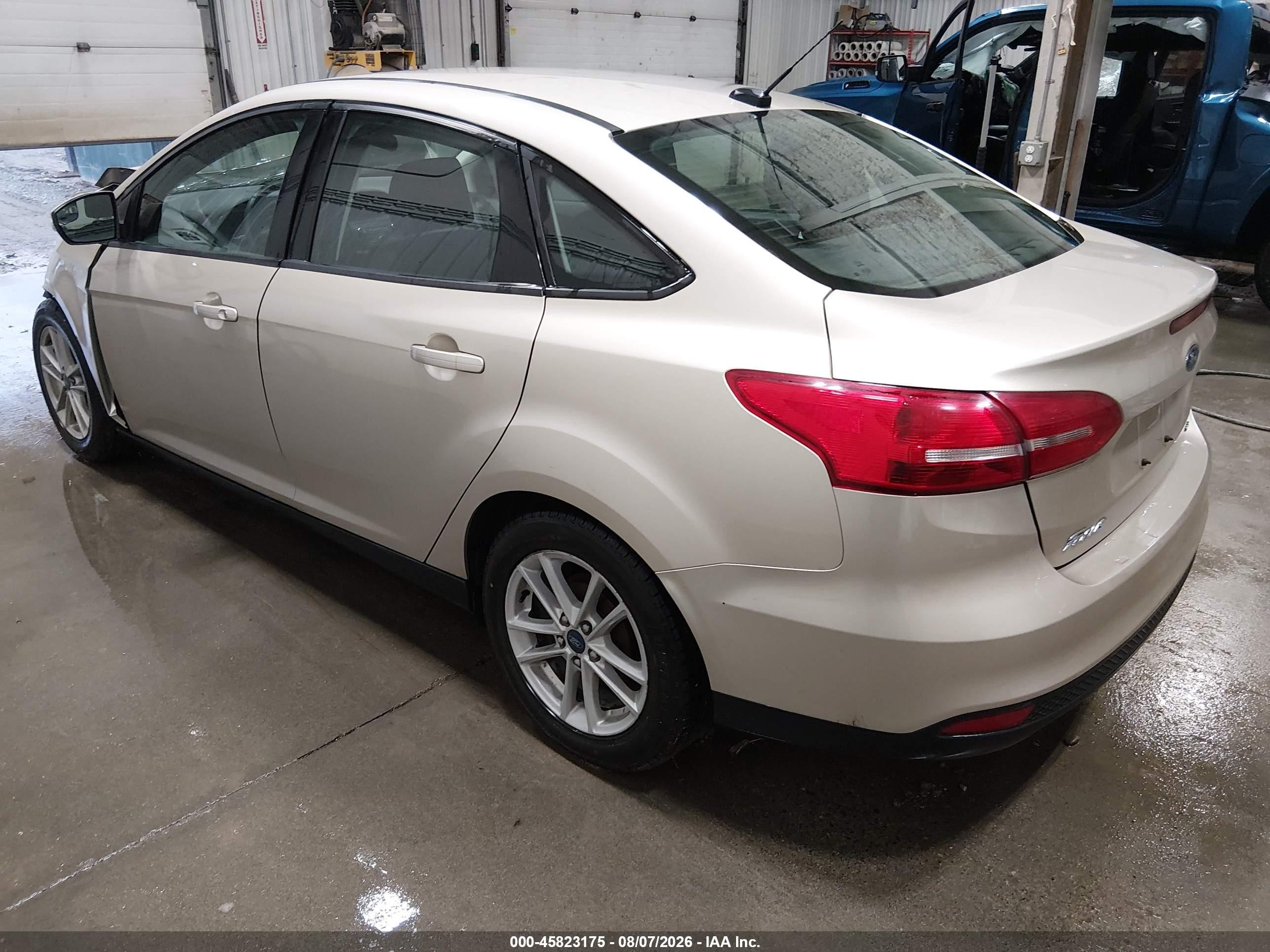 2018 Ford Focus Se Beige vin: 1FADP3F22JL279318