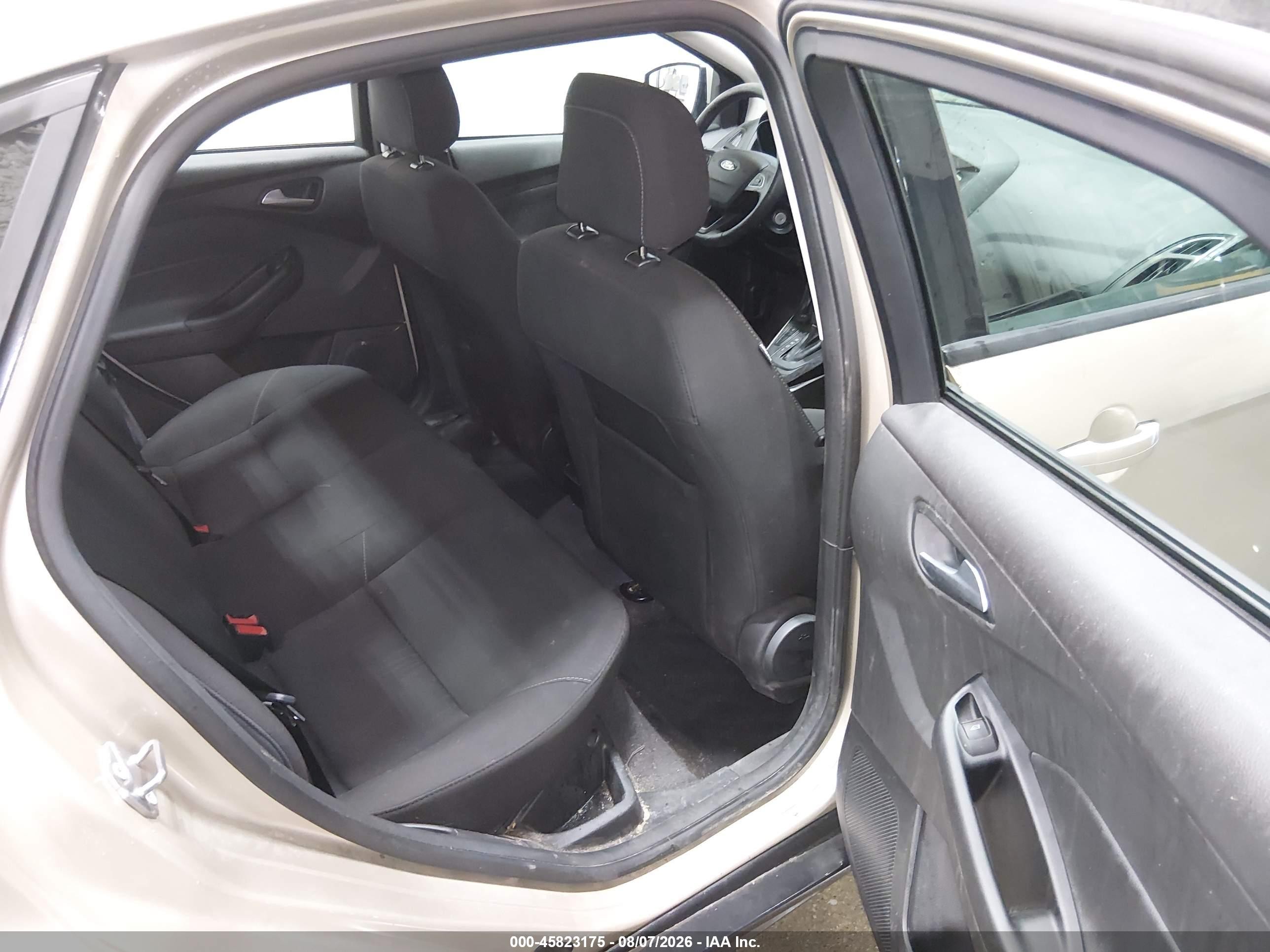 2018 Ford Focus Se Beige vin: 1FADP3F22JL279318