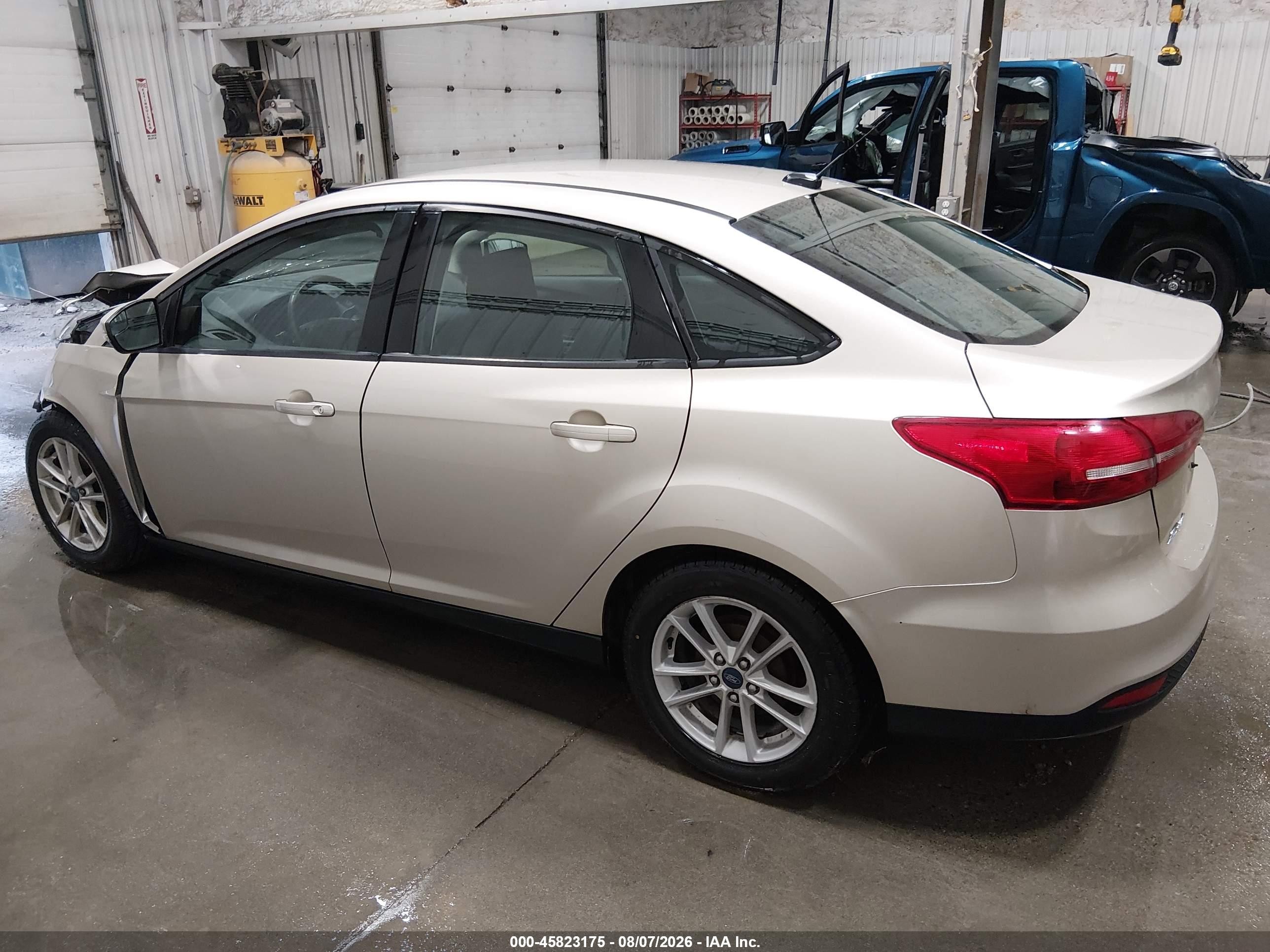 2018 Ford Focus Se Beige vin: 1FADP3F22JL279318