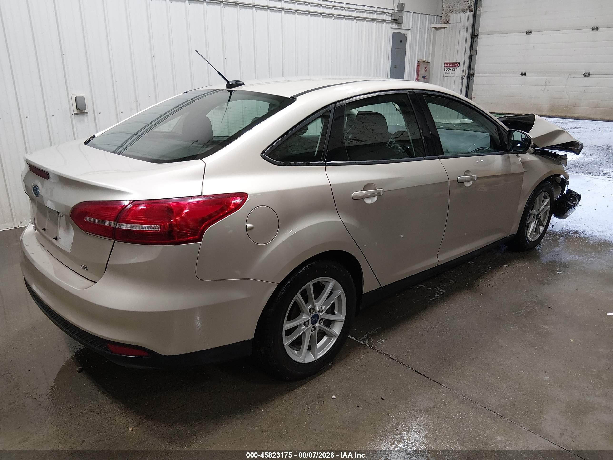 2018 Ford Focus Se Beige vin: 1FADP3F22JL279318