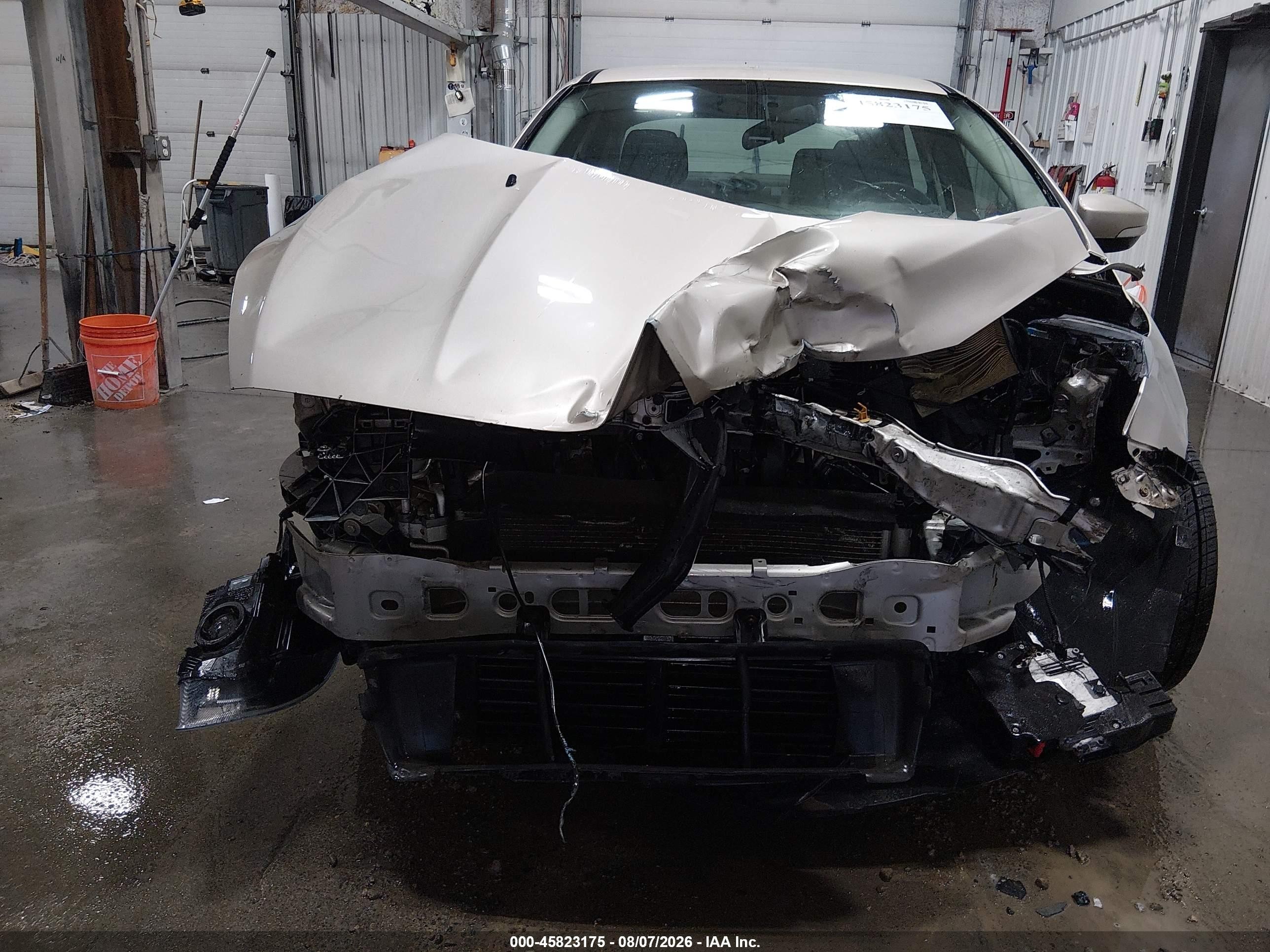 2018 Ford Focus Se Beige vin: 1FADP3F22JL279318
