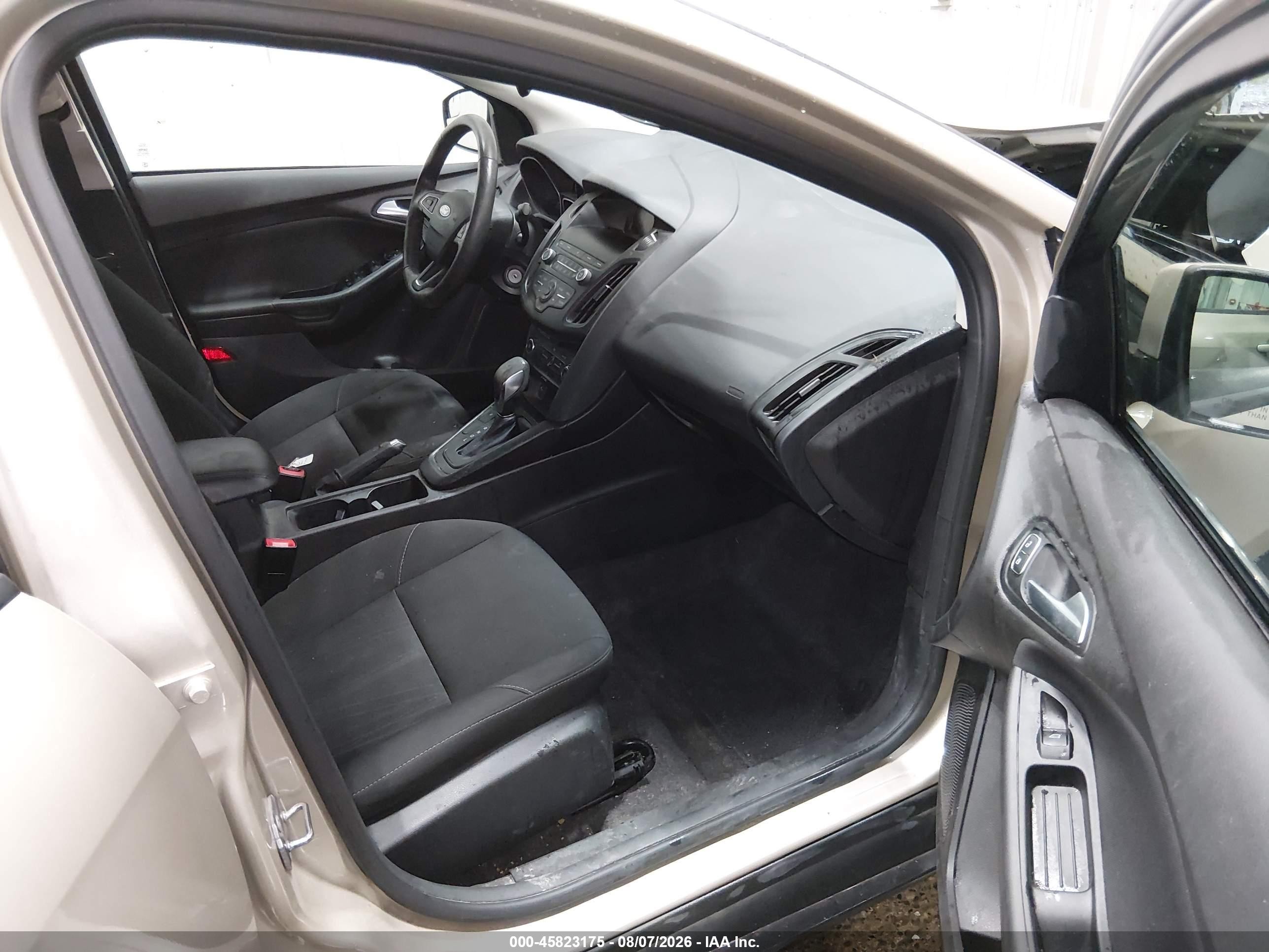 2018 Ford Focus Se Beige vin: 1FADP3F22JL279318