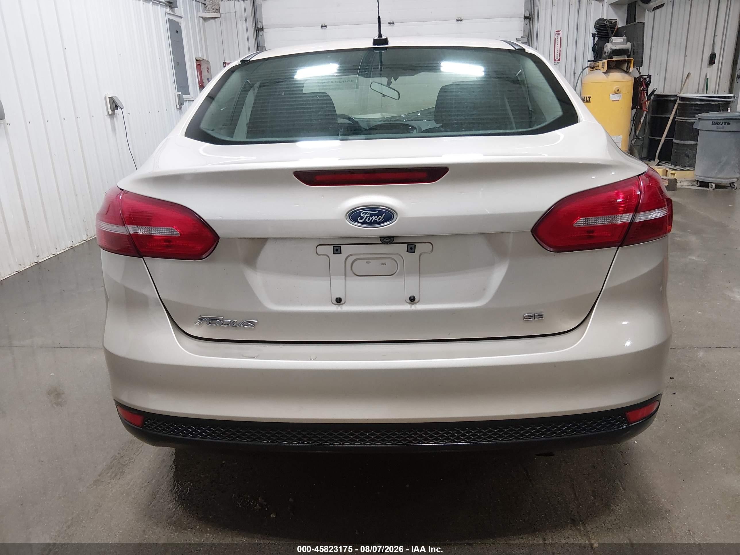 2018 Ford Focus Se Beige vin: 1FADP3F22JL279318