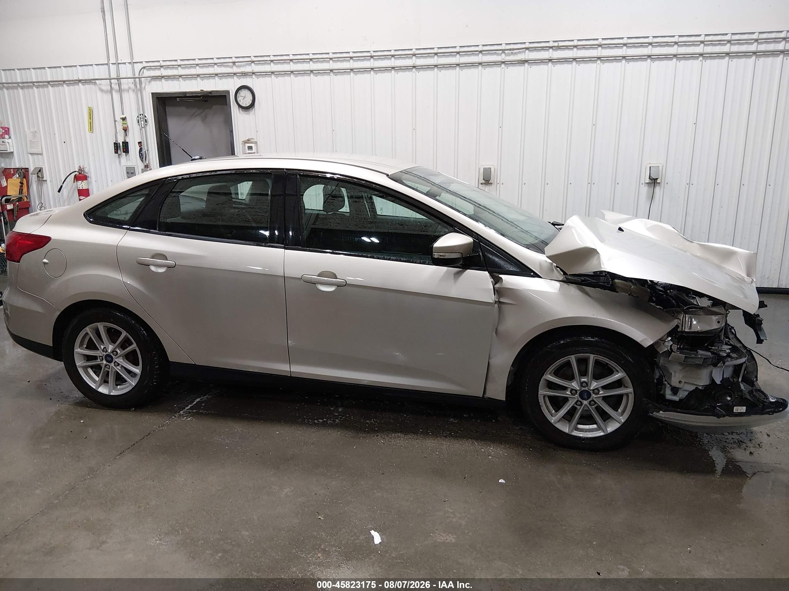 2018 Ford Focus Se Beige vin: 1FADP3F22JL279318
