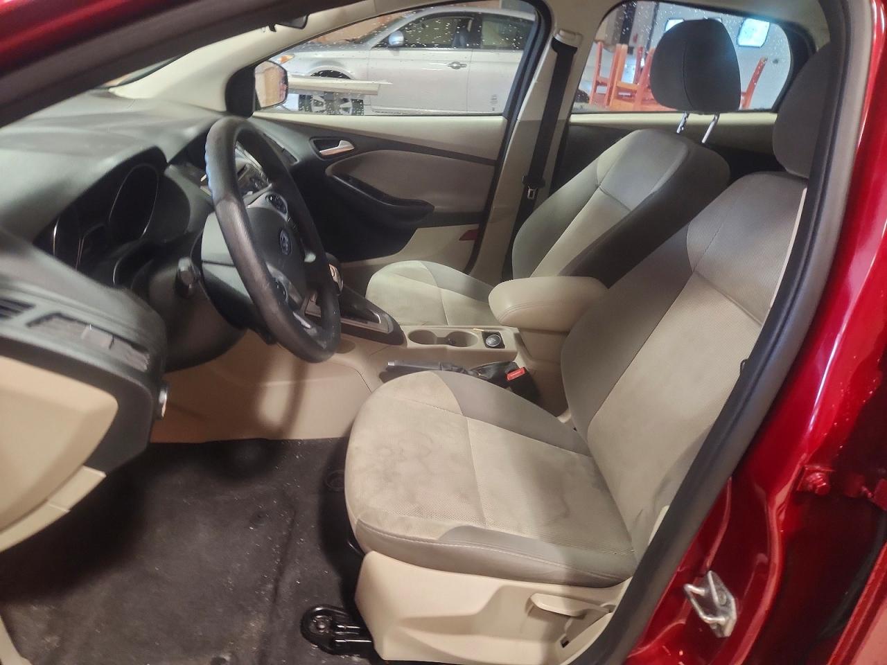 2014 Ford Focus Se Red vin: 1FADP3F23EL343940