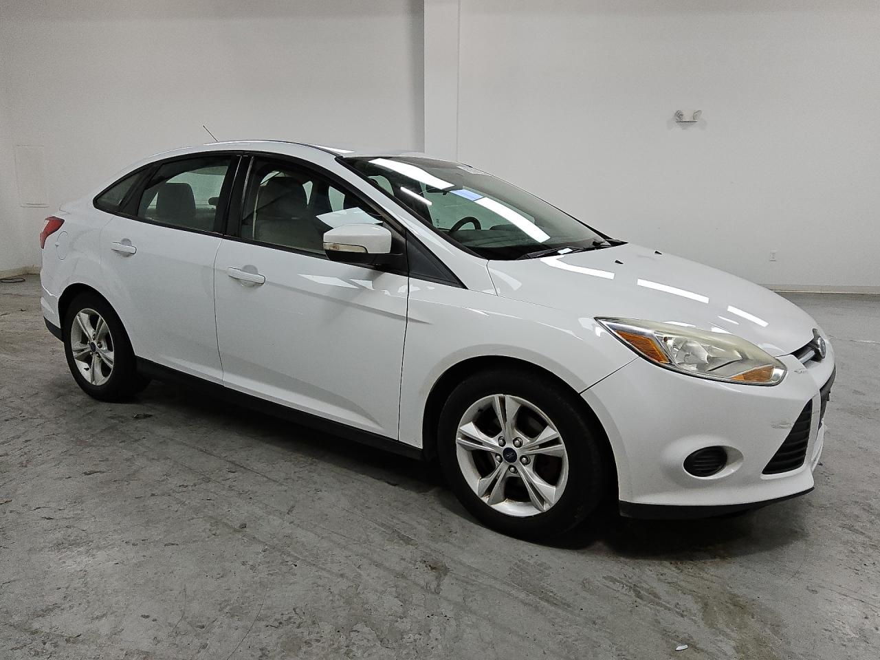 2014 Ford Focus Se White vin: 1FADP3F23EL446484 Damage: Right Front Tire, Worn, Replacement Required