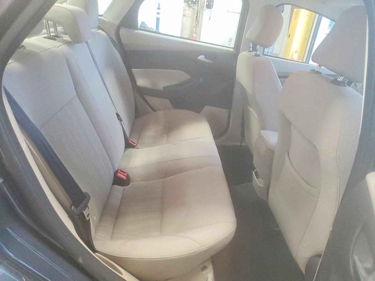 2015 Ford Focus Se Gray vin: 1FADP3F23FL226540
