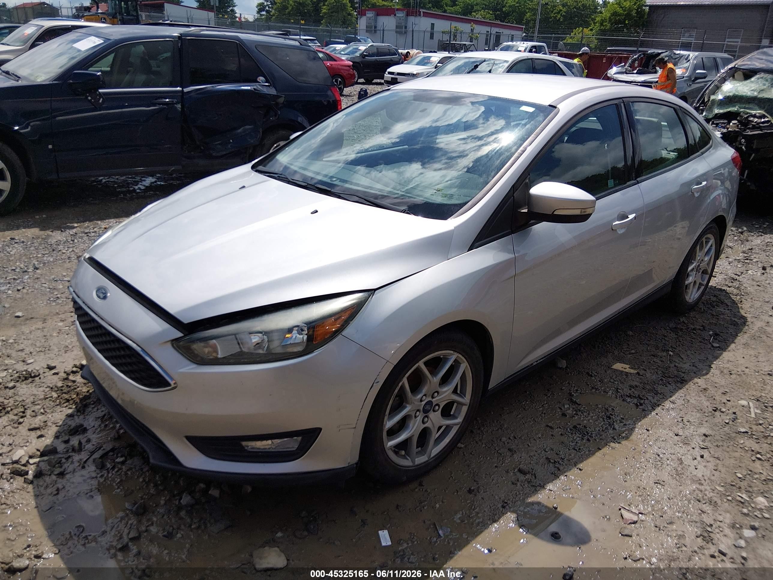 2015 Ford Focus Se Серебряный vin: 1FADP3F23FL229678