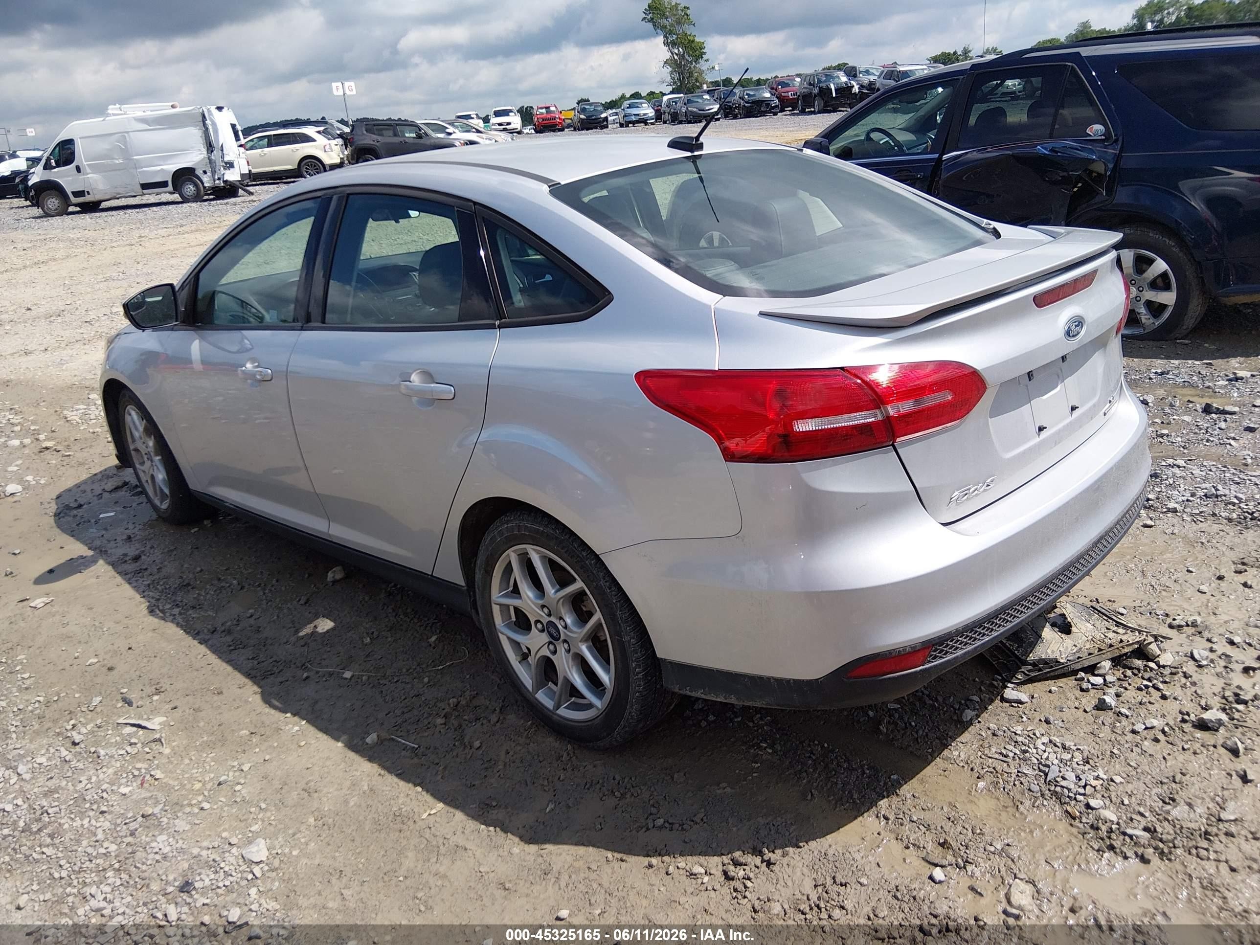 2015 Ford Focus Se Серебряный vin: 1FADP3F23FL229678