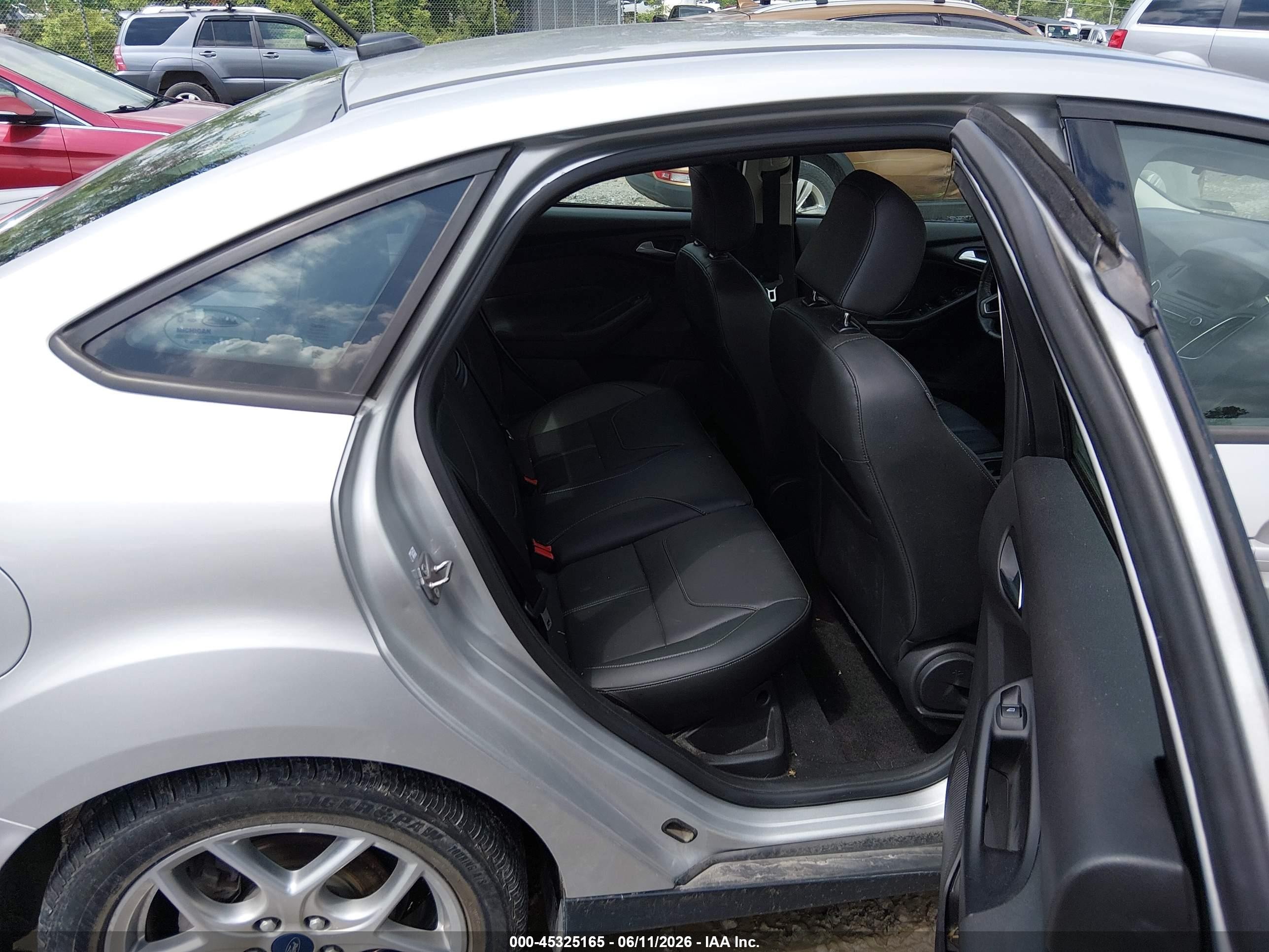2015 Ford Focus Se Серебряный vin: 1FADP3F23FL229678