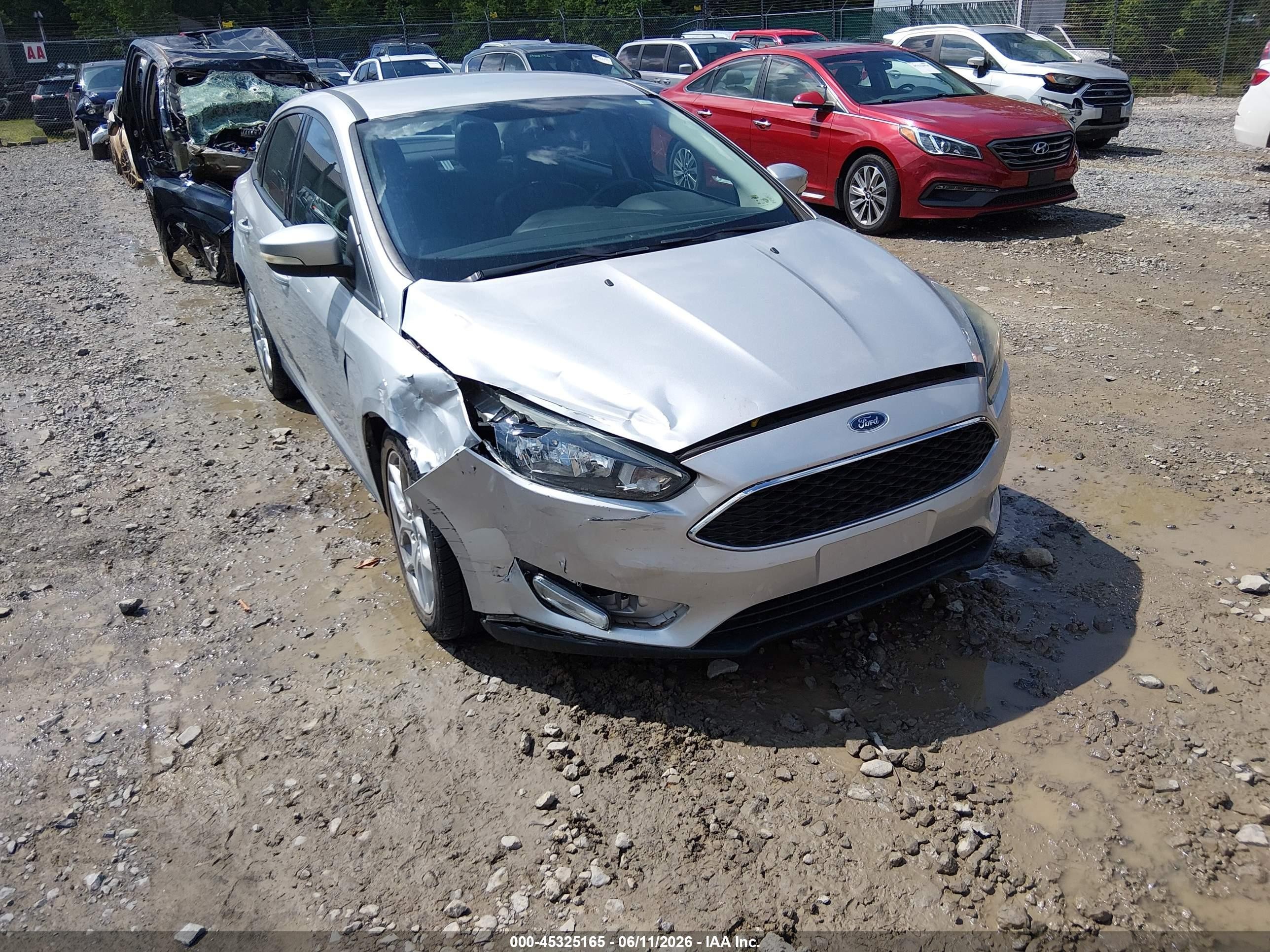 2015 Ford Focus Se Серебряный vin: 1FADP3F23FL229678